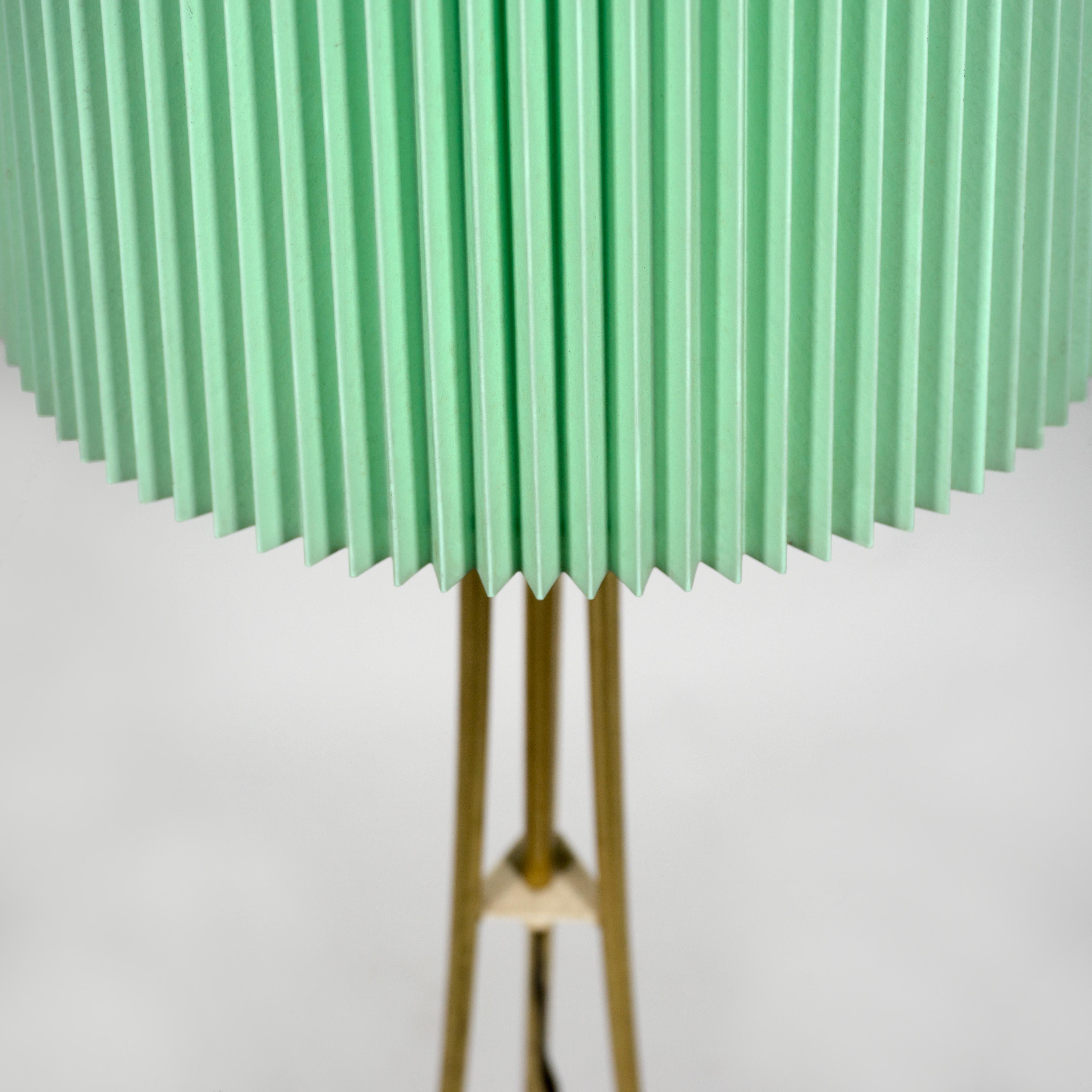 20ième siècle Lampadaire tripode vintage du milieu du siècle en laiton Abat-jour plissé, Autriche années 1950 en vente