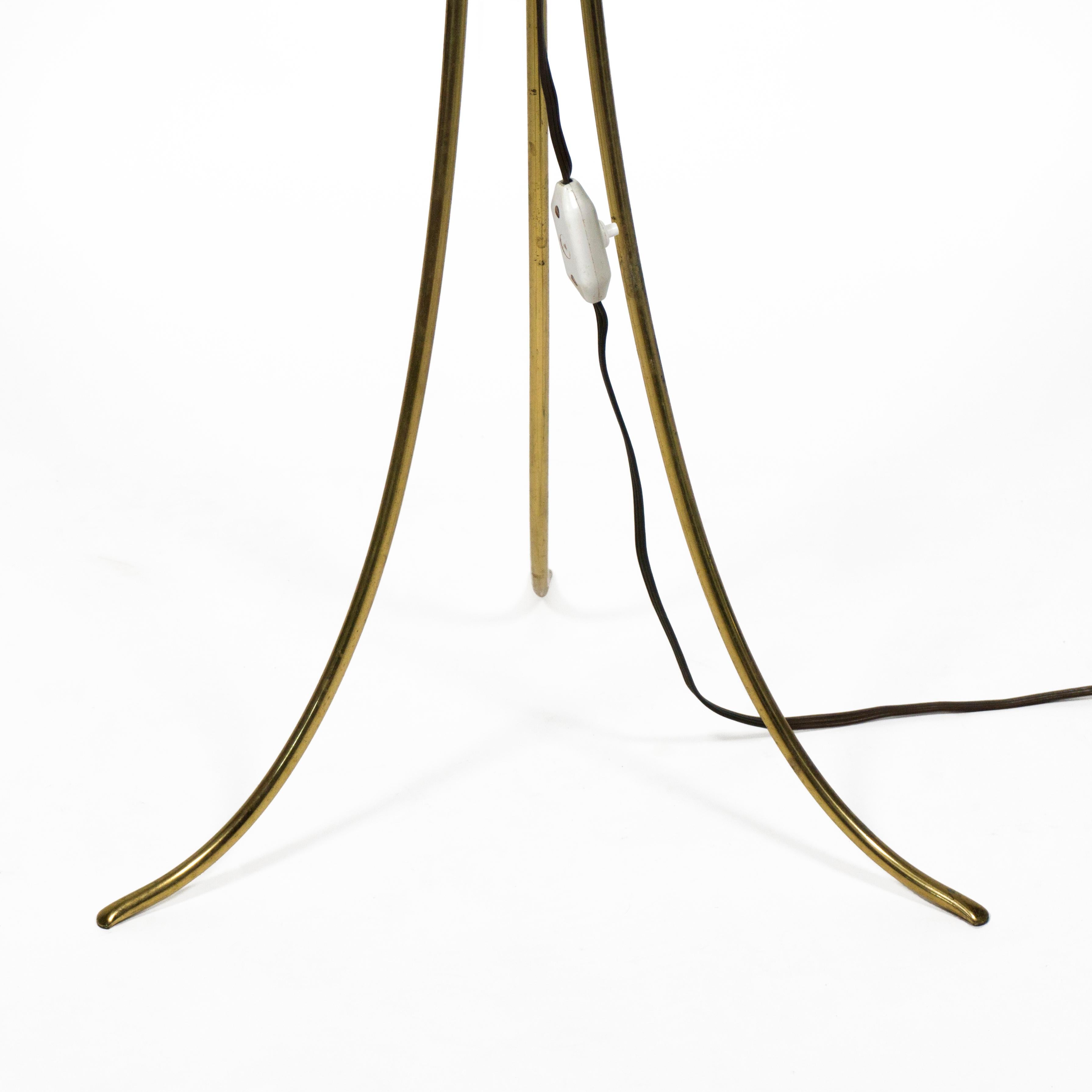 Laiton Lampadaire tripode vintage du milieu du siècle en laiton Abat-jour plissé, Autriche années 1950 en vente