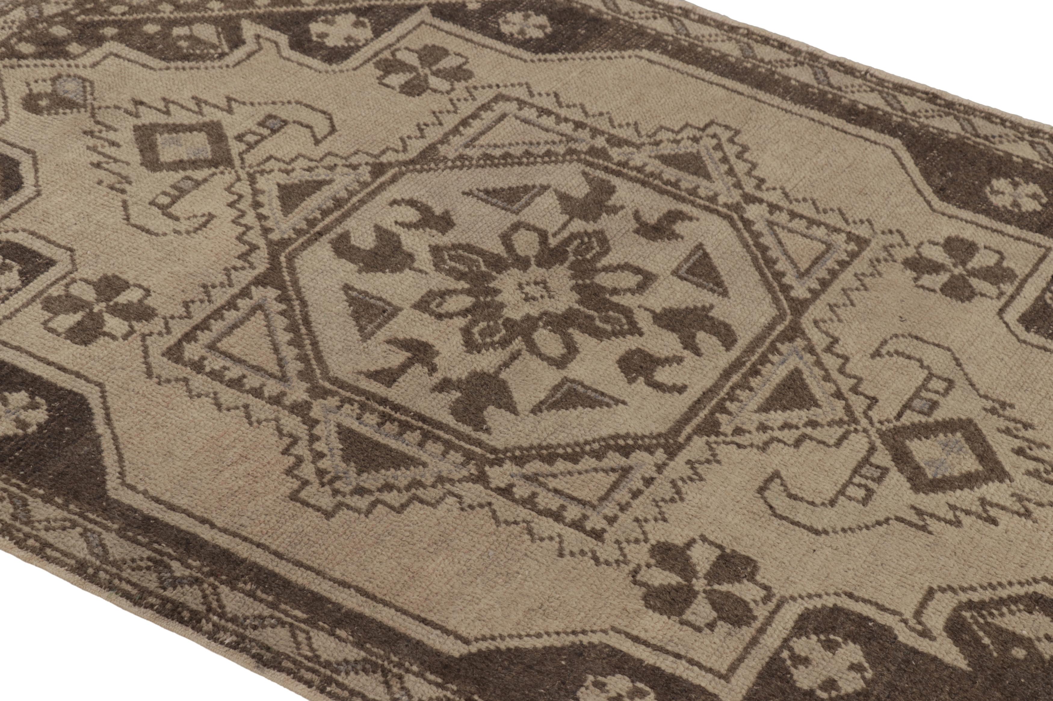 Dieser 4 x 6 große Vintage-Teppich ist eine reiche Ergänzung der Kollektion von Rug & Kilim mit außergewöhnlichen Kurationen aus der Mitte des Jahrhunderts - eine wunderschöne Neuinterpretation traditioneller Motive und rustikaler Schönheit aus der