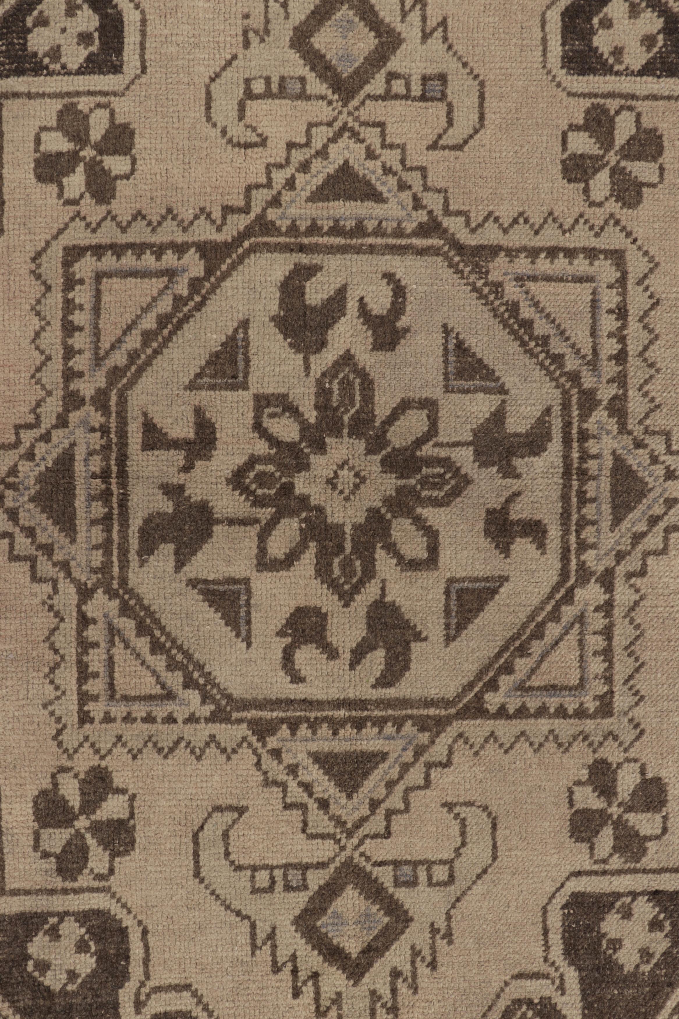 Türkischer Teppich im Vintage-Stil in Beige-Braun mit Medaillon - Rug & Kilim im Zustand „Gut“ im Angebot in Long Island City, NY