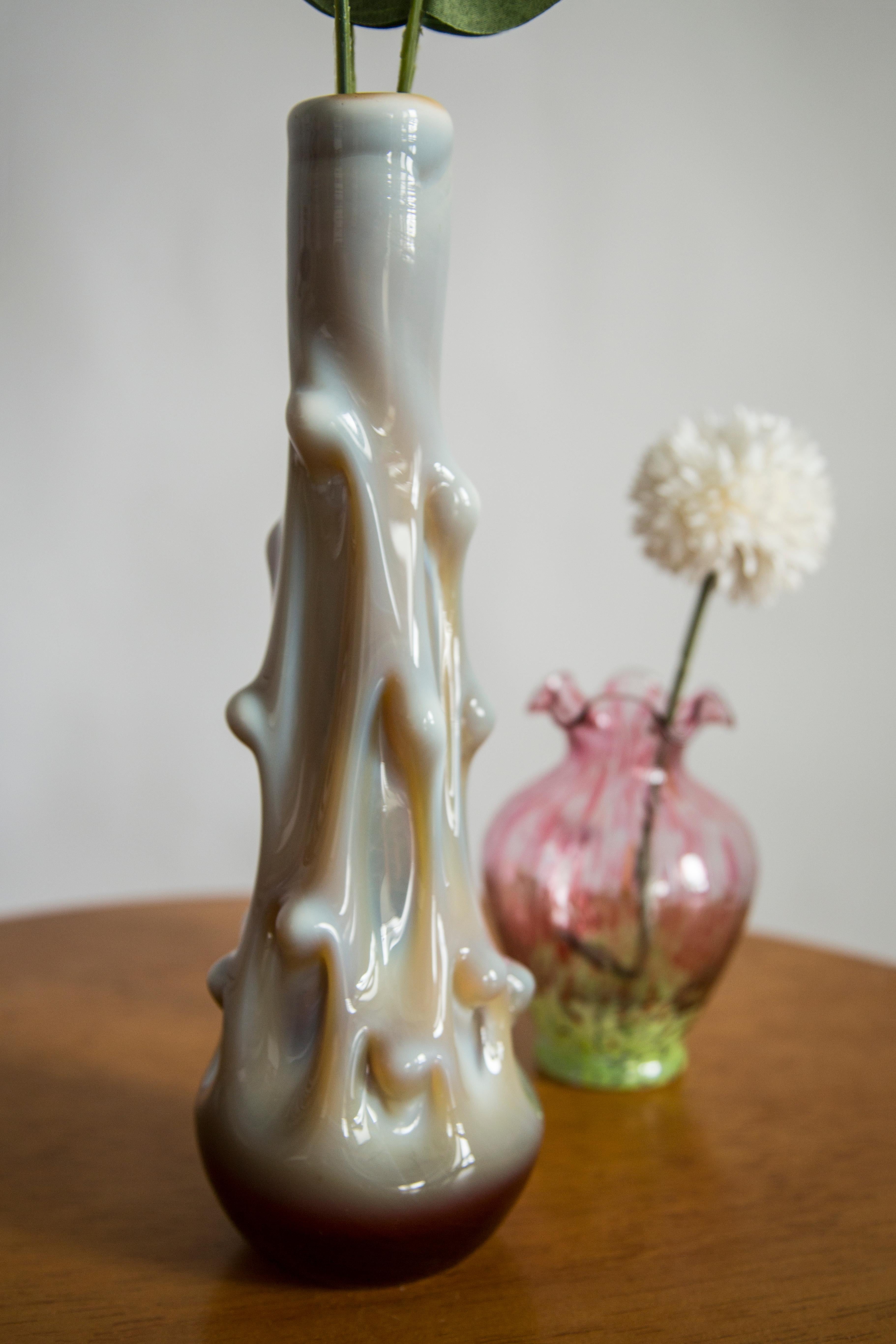 Vaso realizzato nella vetreria di Tarnowiec, in Polonia, 
progettato da J. Słuczan-Orkusz. 
Vetro di soda, colorato in massa e modellato a mano. 
Forma assolutamente unica e rara.
Prodotto vintage degli anni '70

Dimensioni: altezza  28cm rotondo