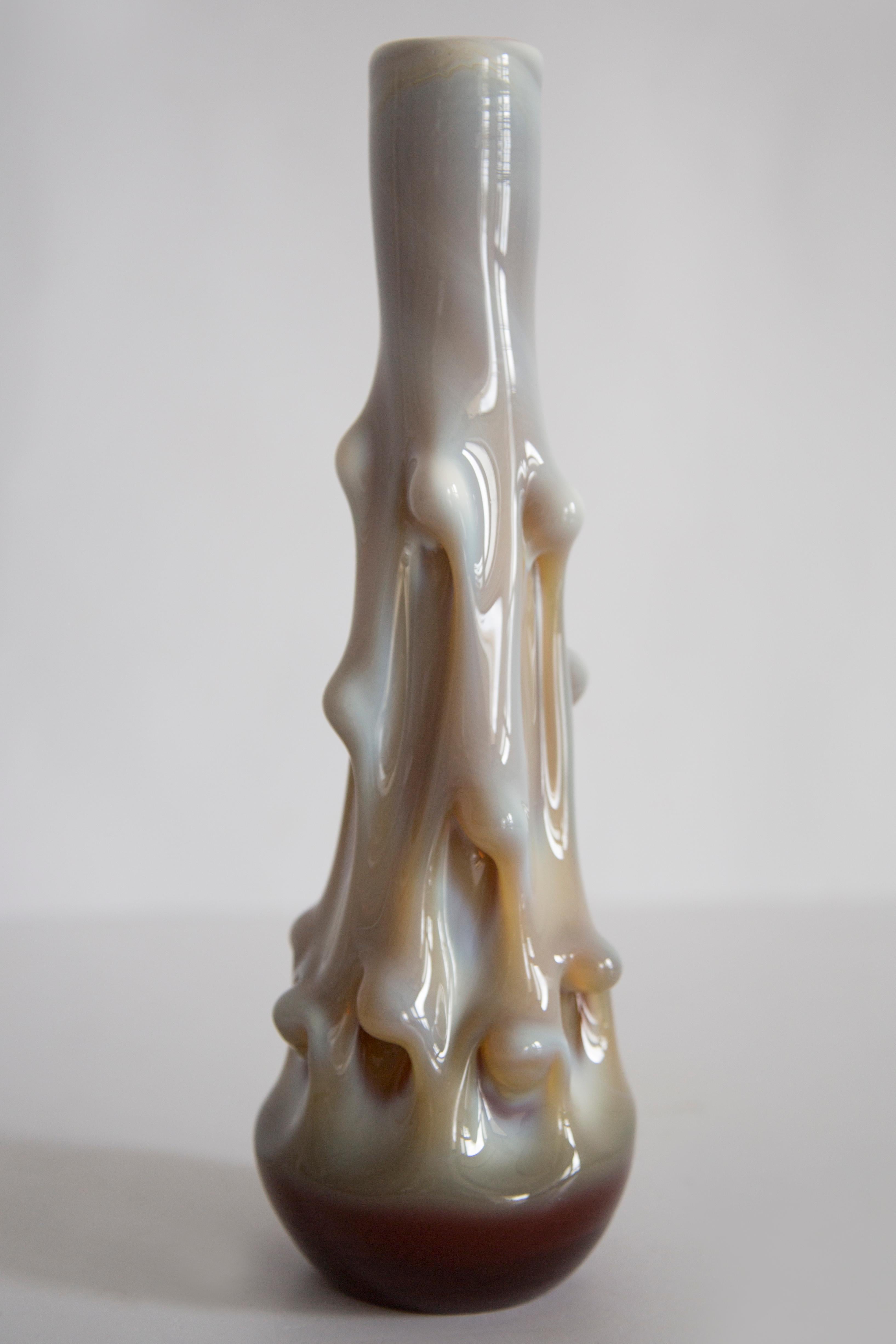 Intagliato a mano Vaso di vetro lavico artistico unico di metà secolo, Tarnowiec, Europa, anni '70 in vendita