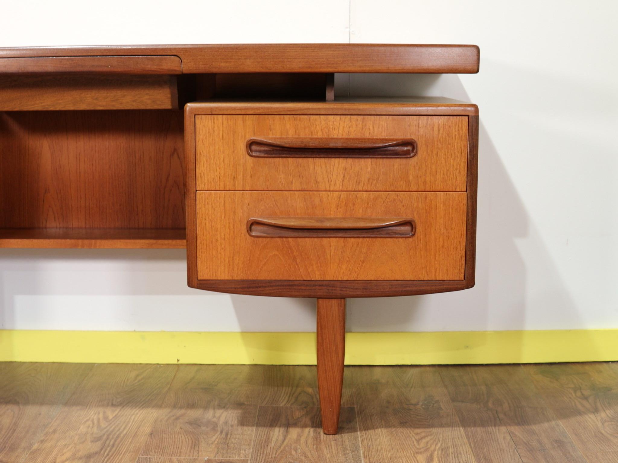 Mid Century Vintage Vanity Table Desk by VB Wilkins for G Plan In Good Condition In Los Angeles, CA