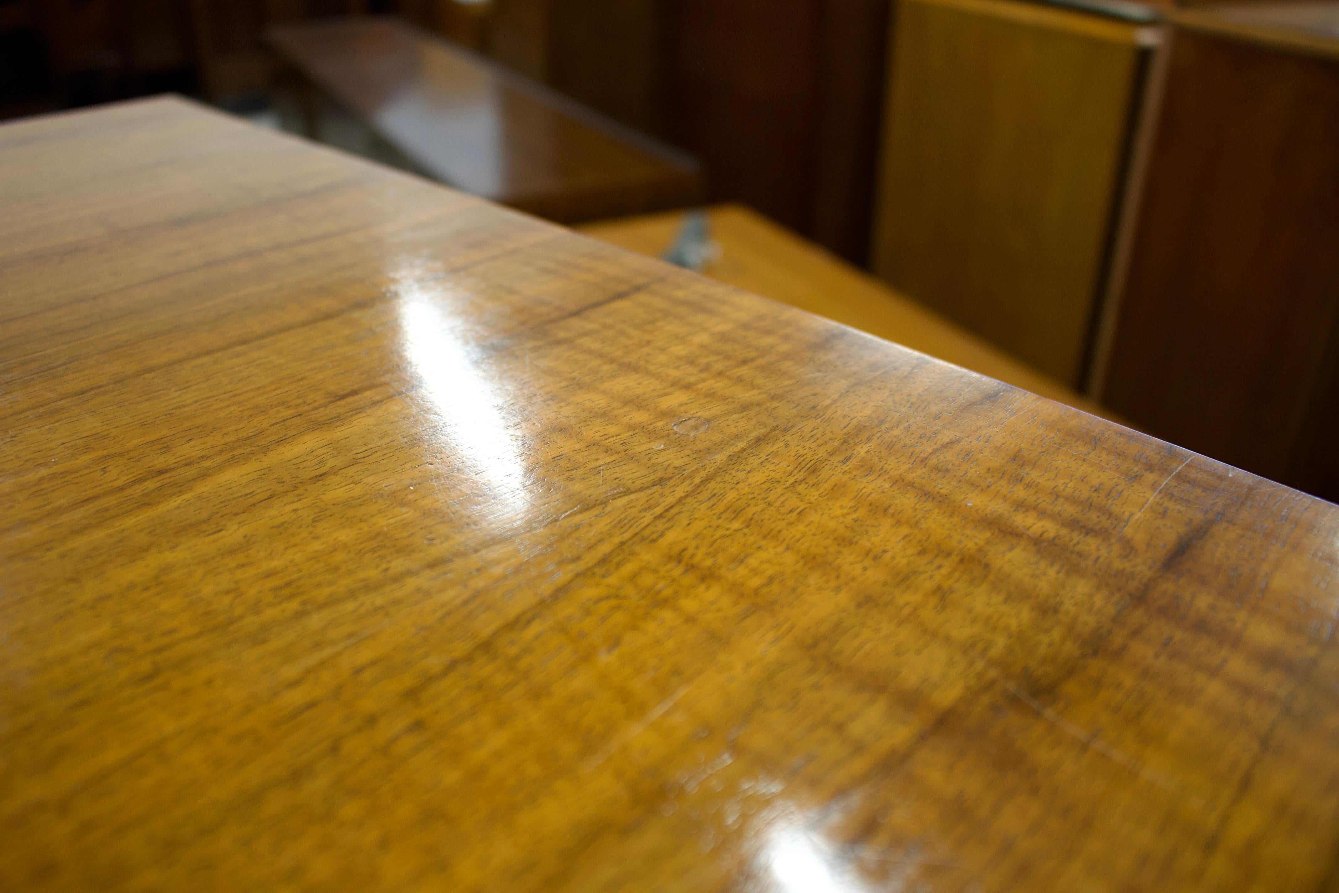 Ein Compact-Schrank aus Nussbaum aus der Mitte des Jahrhunderts von Gordon Russell, ca. 1960.


Der Kleiderschrank hat eine Kleiderstange und drei feste Einlegeböden