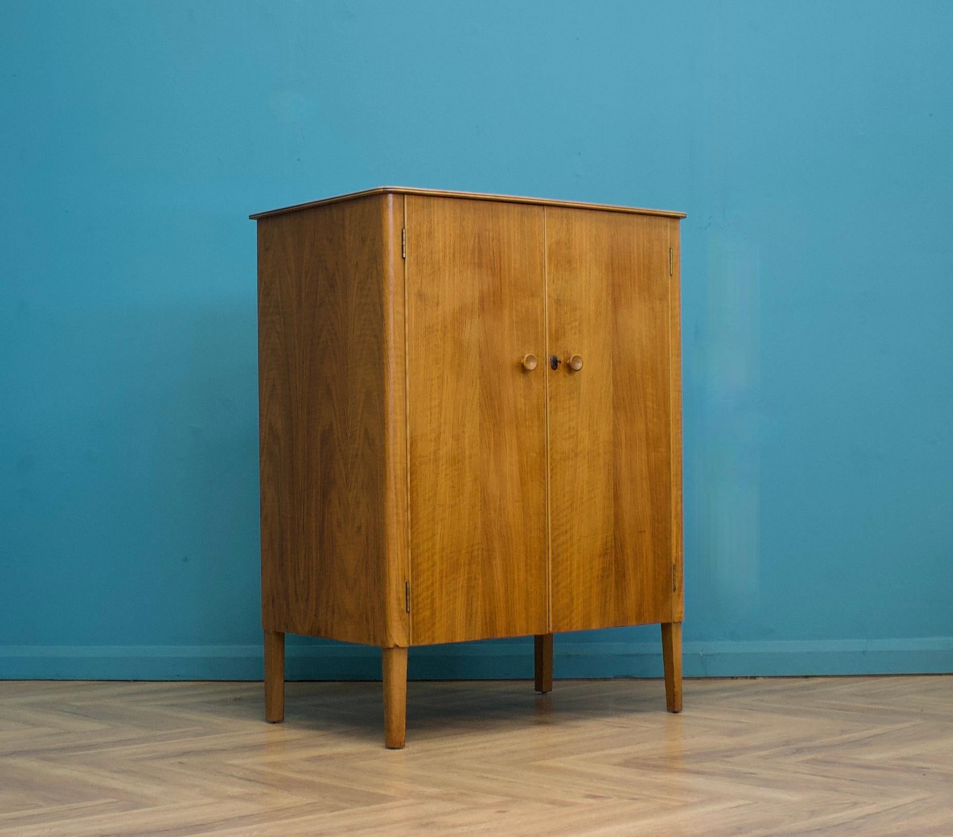 Mid Century Vintage Nussbaum Kompaktschrank von Gordon Russell, 1960er Jahre (Furnier) im Angebot