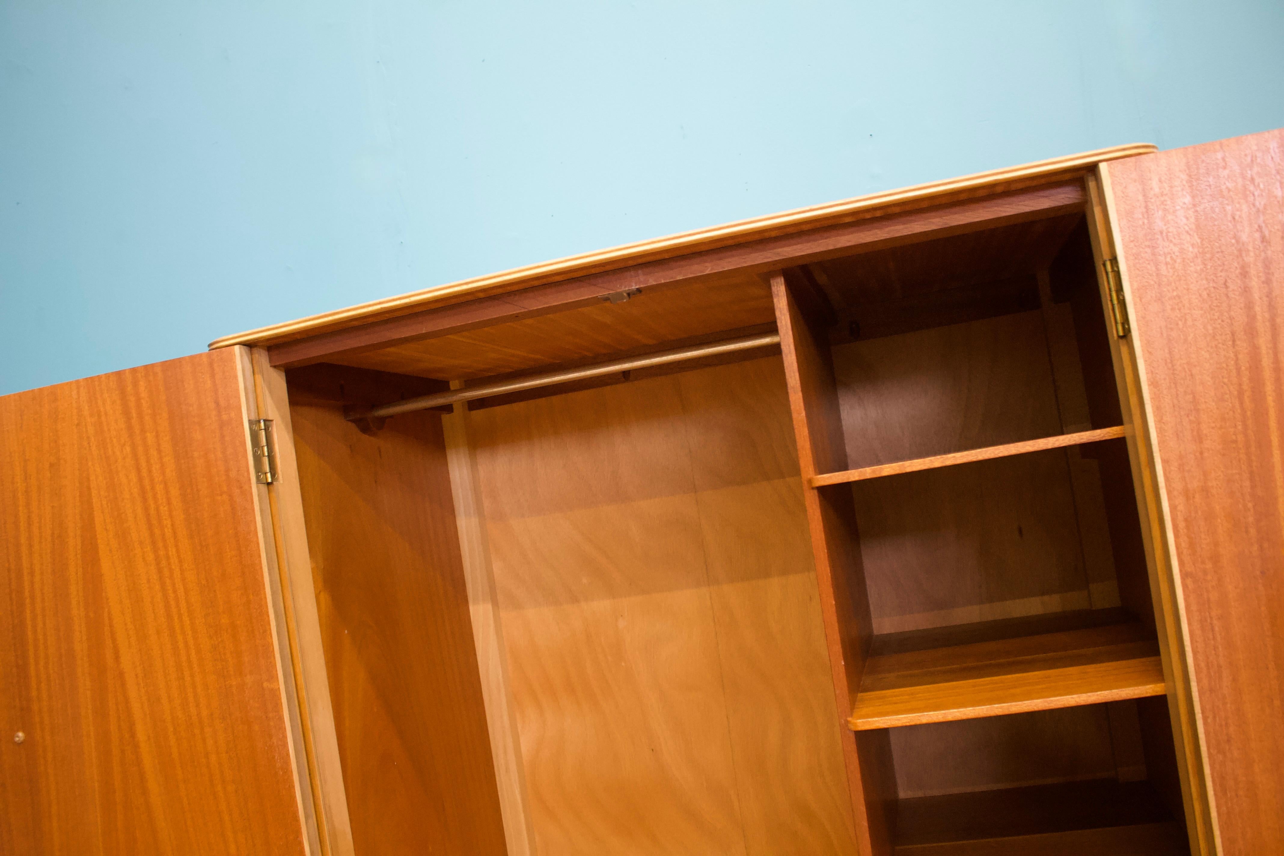 Mid Century Vintage Nussbaum Kompaktschrank von Gordon Russell, 1960er Jahre im Zustand „Gut“ im Angebot in South Shields, GB