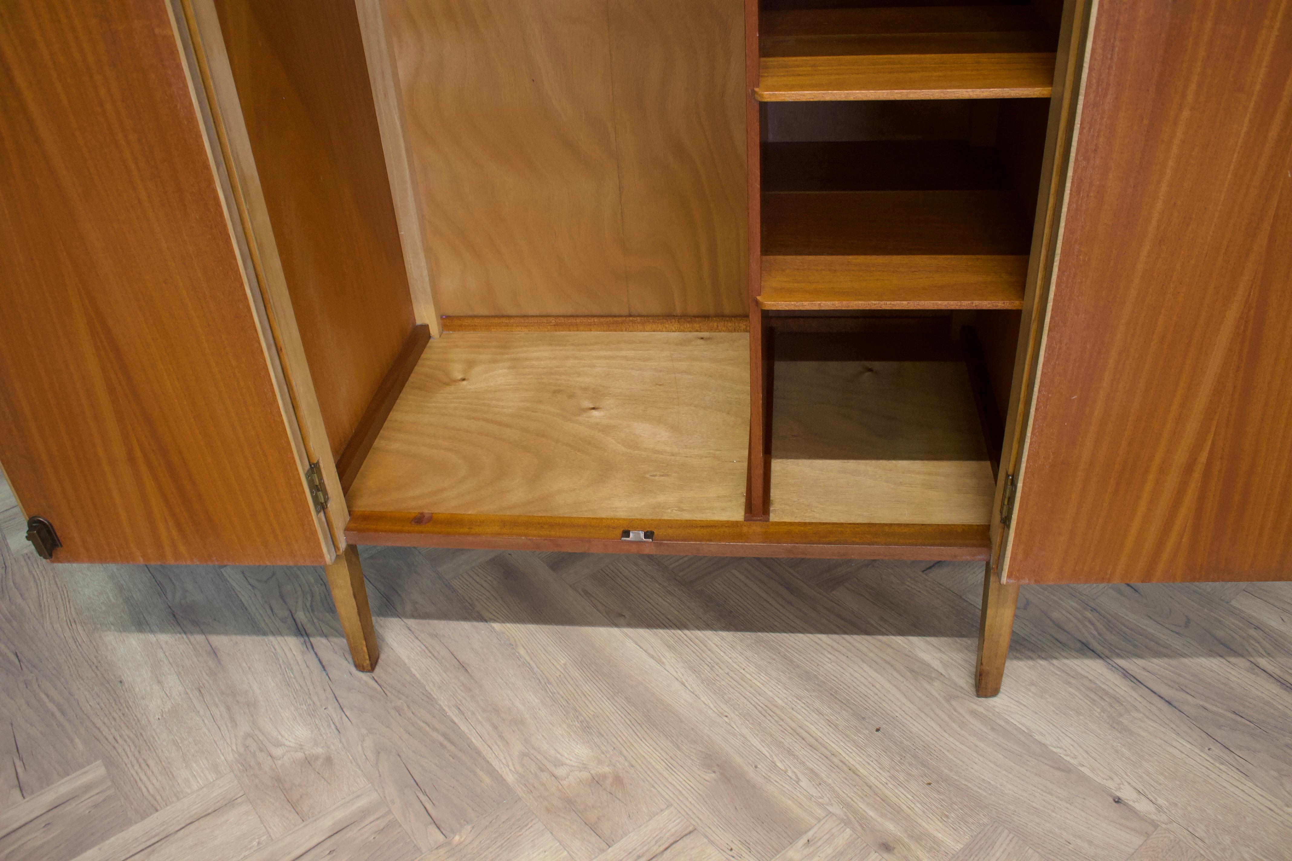 Mid Century Vintage Nussbaum Kompaktschrank von Gordon Russell, 1960er Jahre (20. Jahrhundert) im Angebot