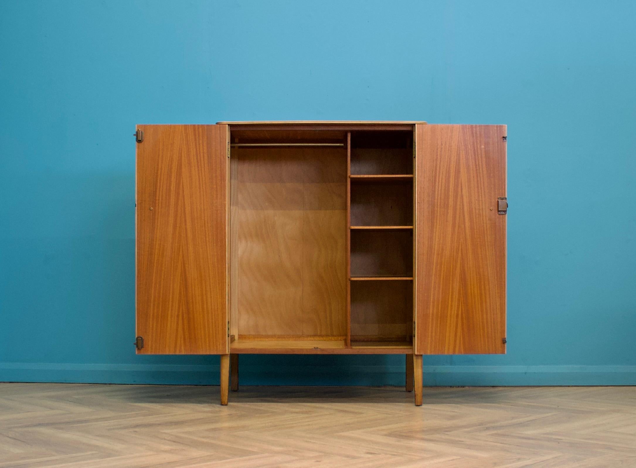 Mid Century Vintage Nussbaum Kompaktschrank von Gordon Russell, 1960er Jahre (Walnuss) im Angebot