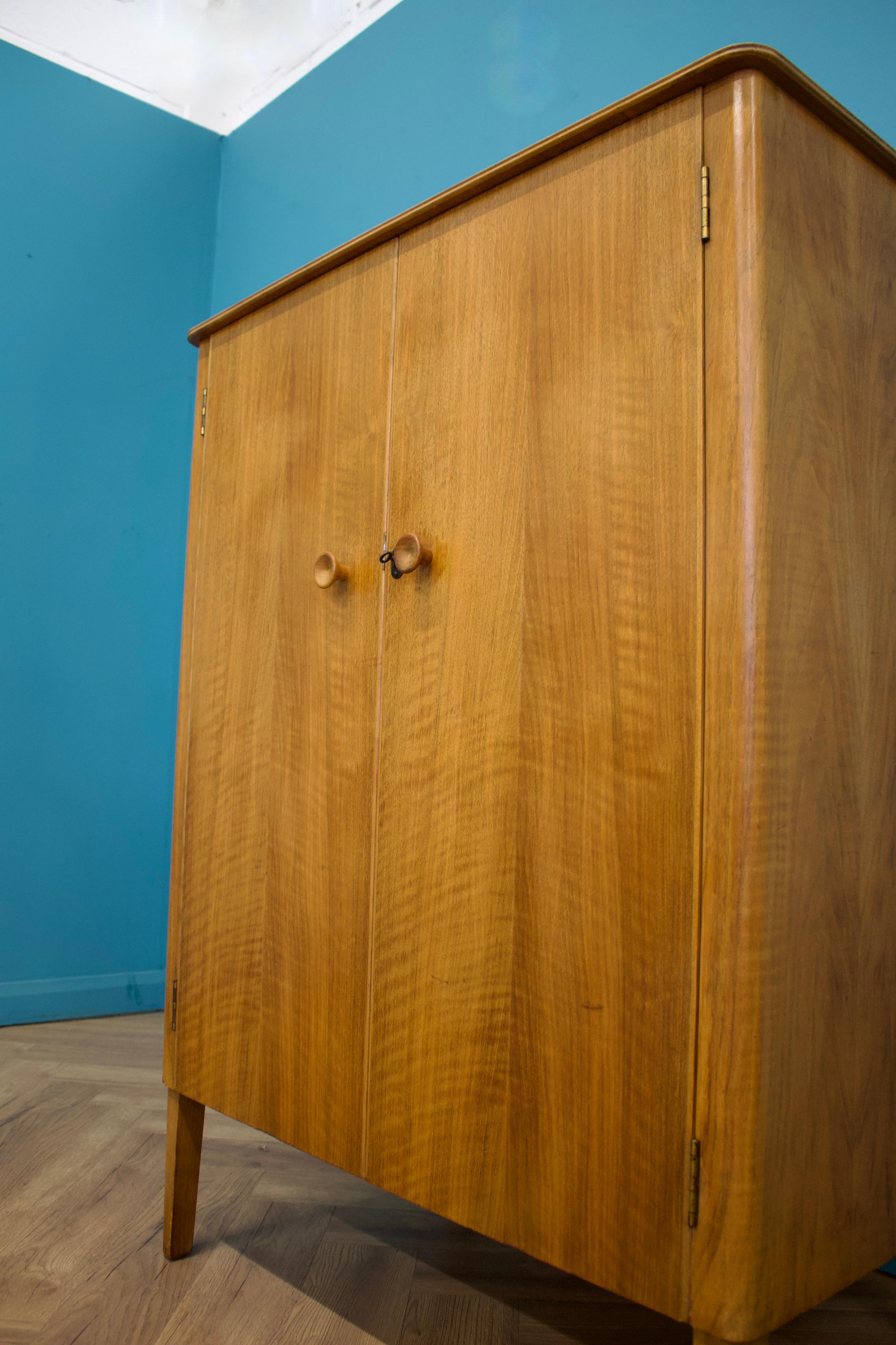 Mid Century Vintage Nussbaum Kompaktschrank von Gordon Russell, 1960er Jahre im Angebot 1