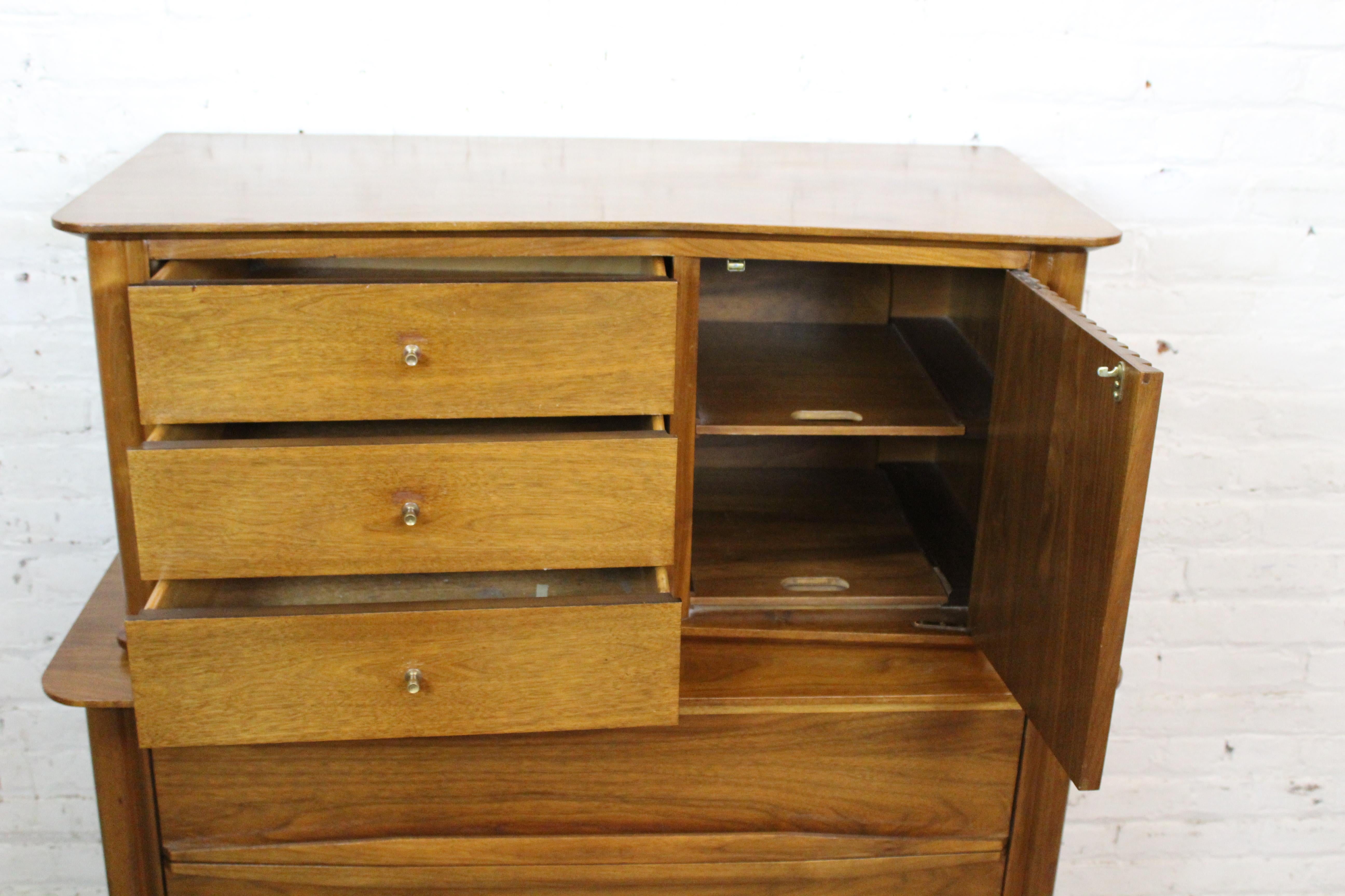 Mid-Century Vintage Walnut Gentleman's Chest by United Furniture For Sale 3