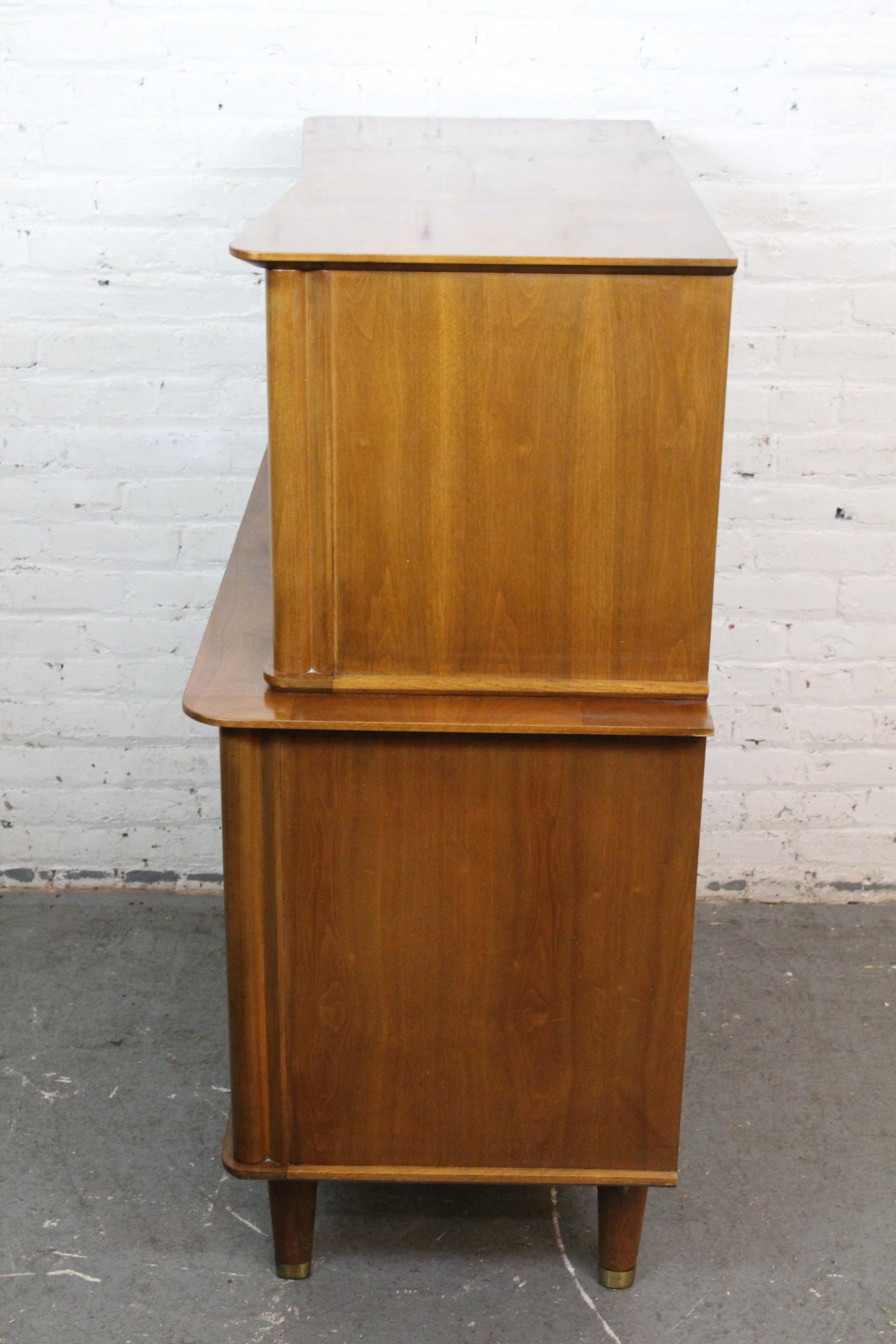 Mid-Century Vintage Walnut Gentleman's Chest by United Furniture In Good Condition For Sale In Brooklyn, NY