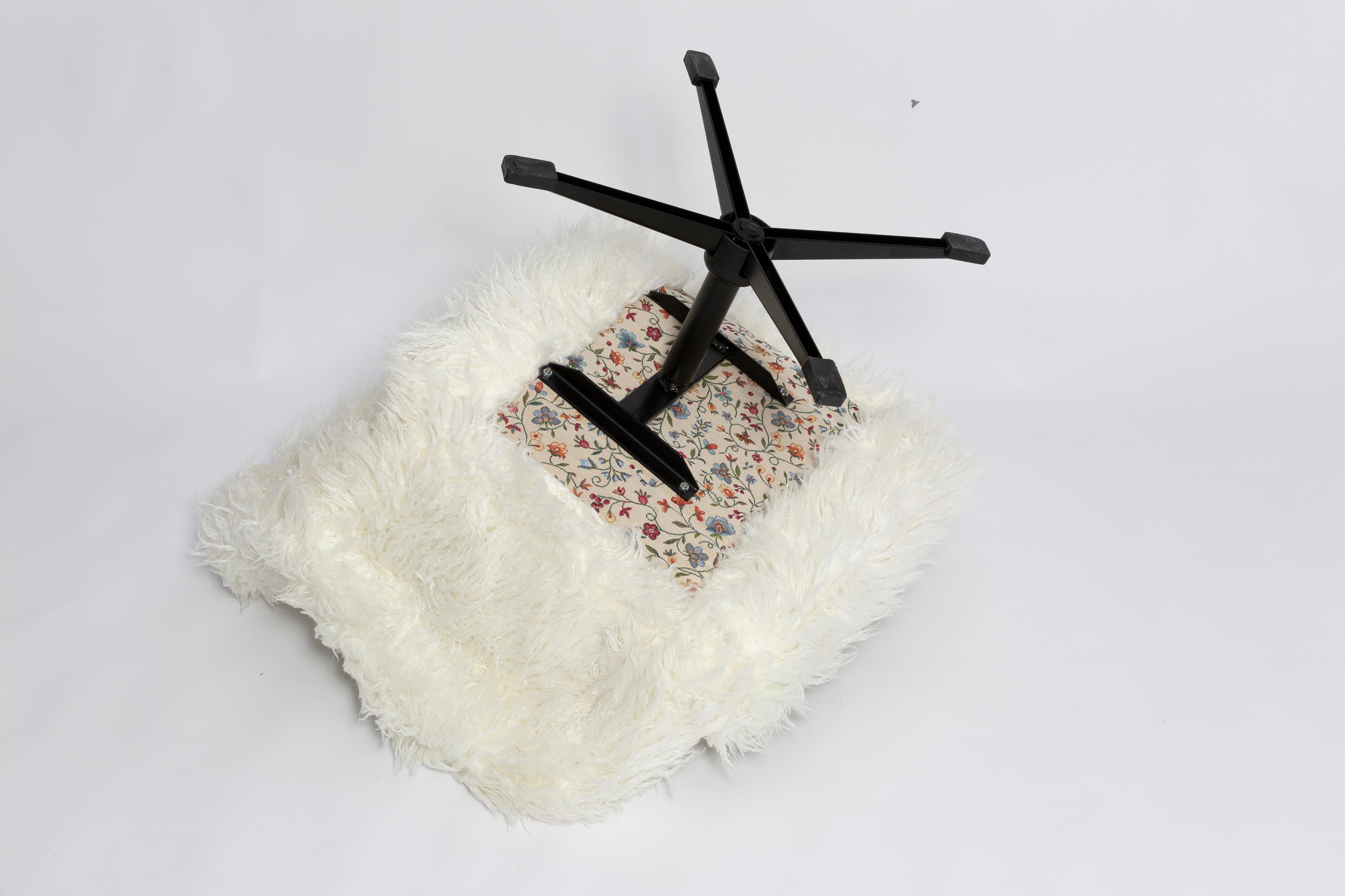 Mid-Century Vintage White Alpaca Faux Fur Swivel Armchair, Europe, 1960s For Sale 1