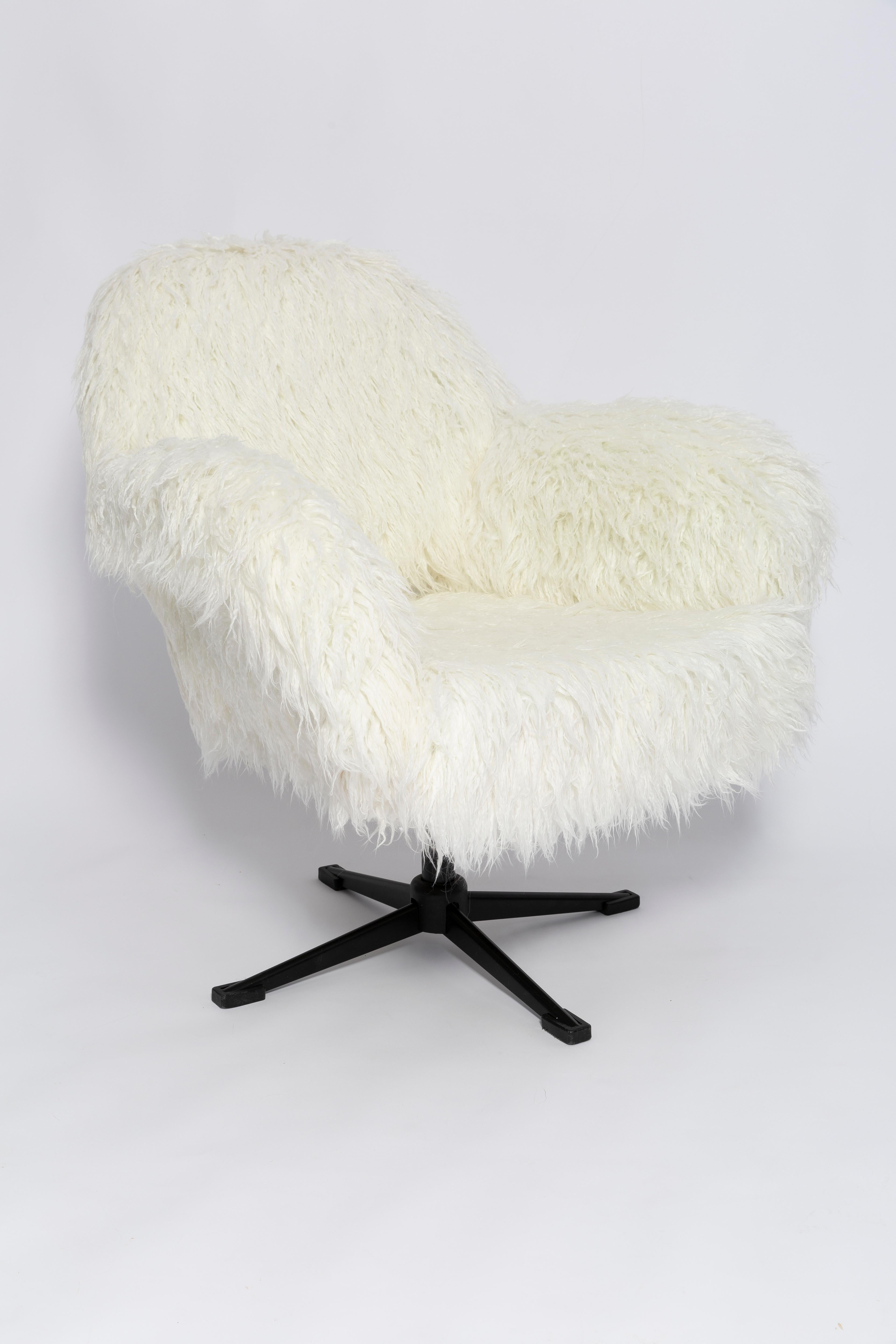 Étonnant fauteuil pivotant des années 1960, produit dans l'usine de meubles silésienne de Swiebodzin - ils sont actuellement uniques. Très confortable. Grâce à leurs dimensions, ils s'intègrent parfaitement, même dans les petits appartements,