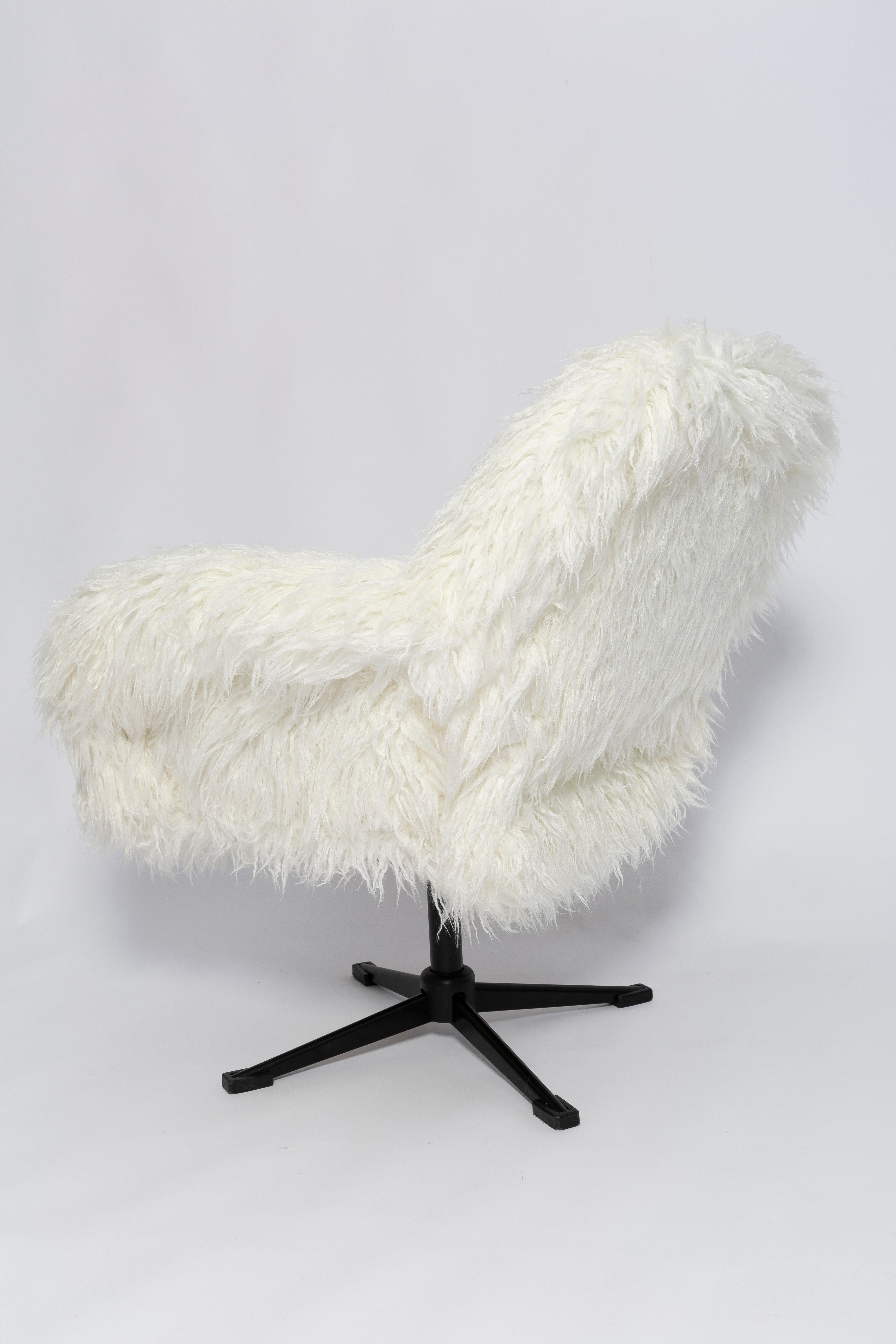 Metalwork Mid-Century Vintage White Alpaca Faux Fur Swivel Armchair, Europe, 1960s For Sale