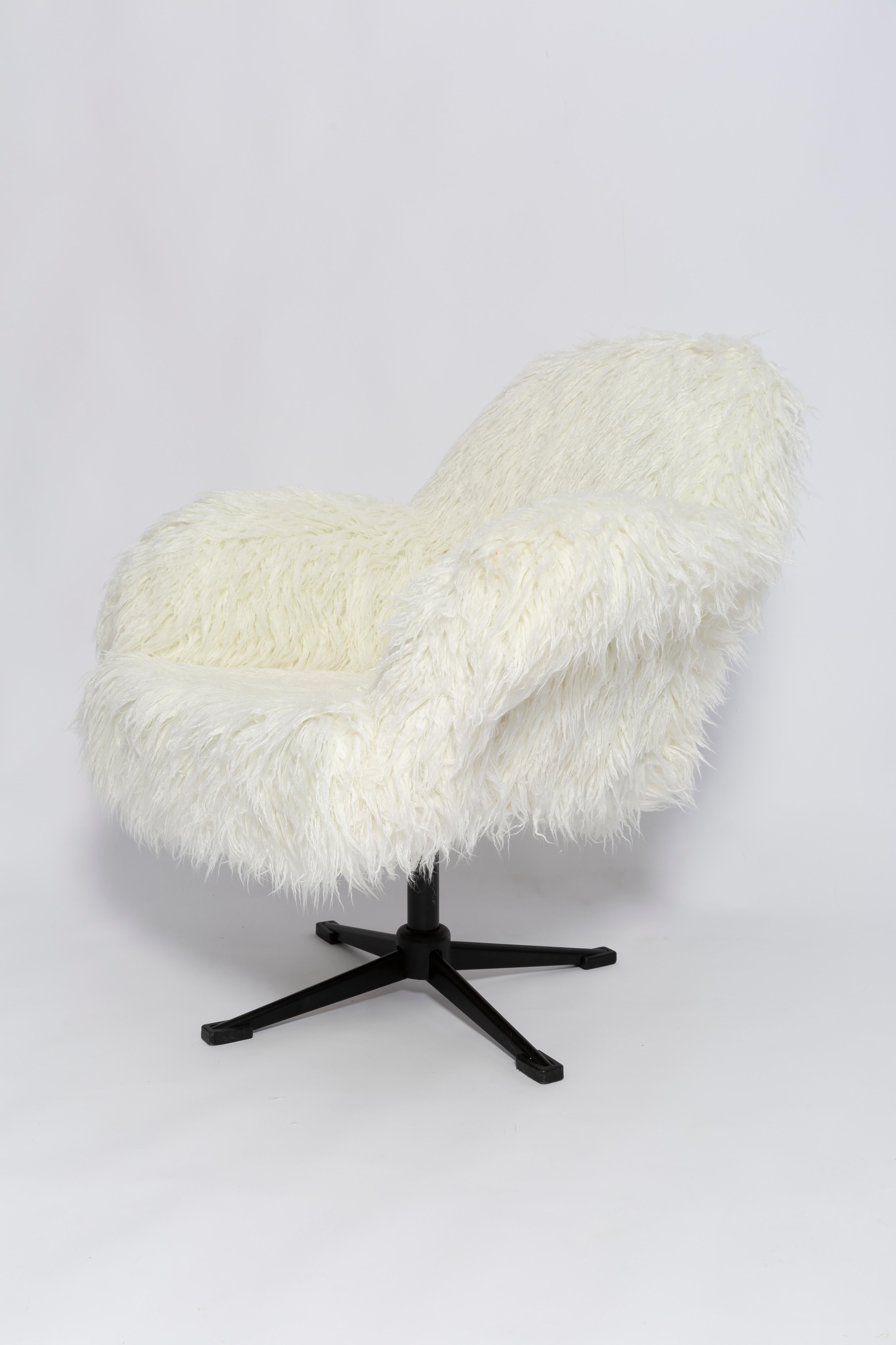 Mid-Century Vintage White Alpaca Faux Fur Swivel Armchair, Europe, 1960s In Excellent Condition For Sale In 05-080 Hornowek, PL