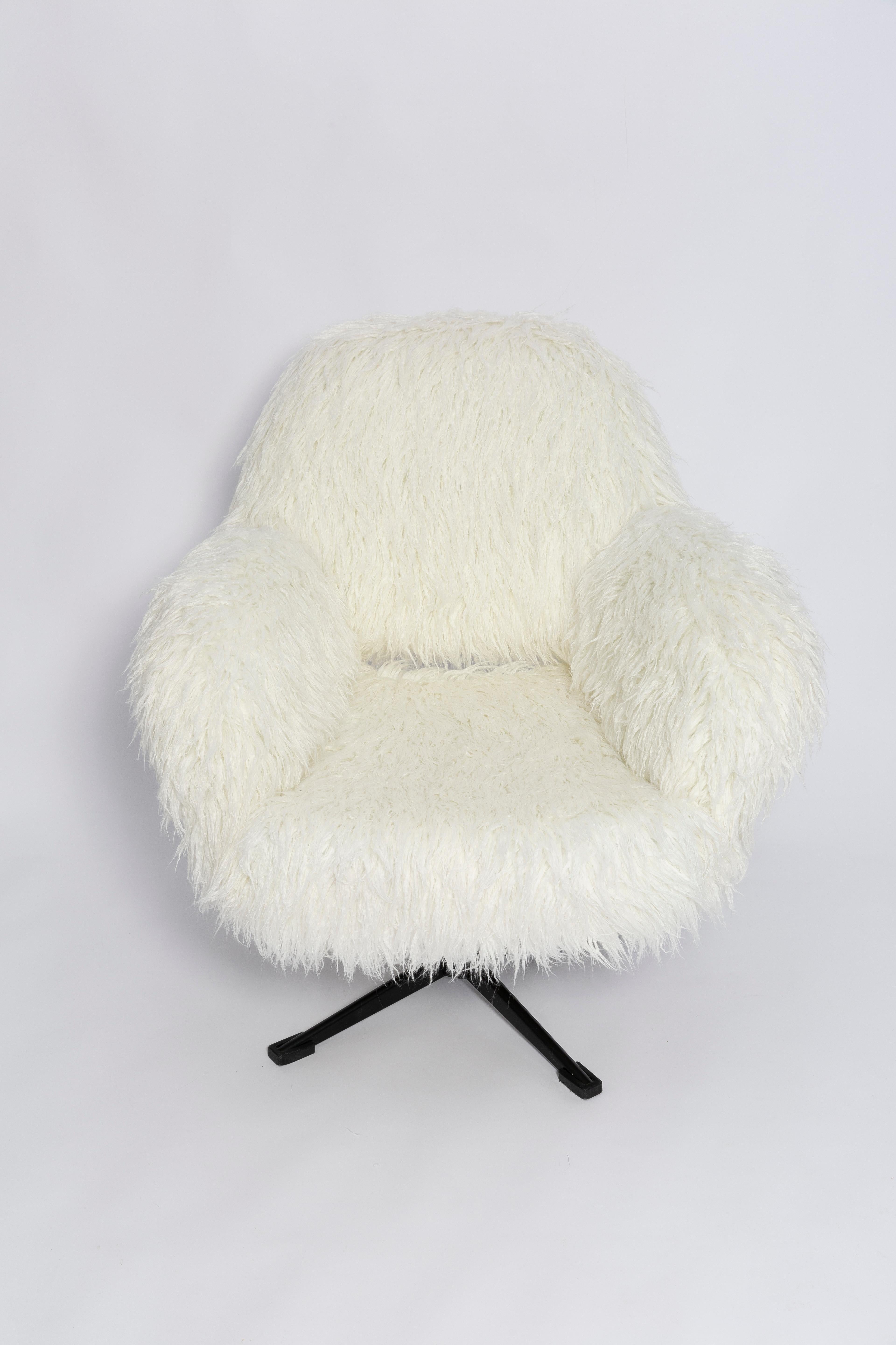 20th Century Mid-Century Vintage White Alpaca Faux Fur Swivel Armchair, Europe, 1960s For Sale