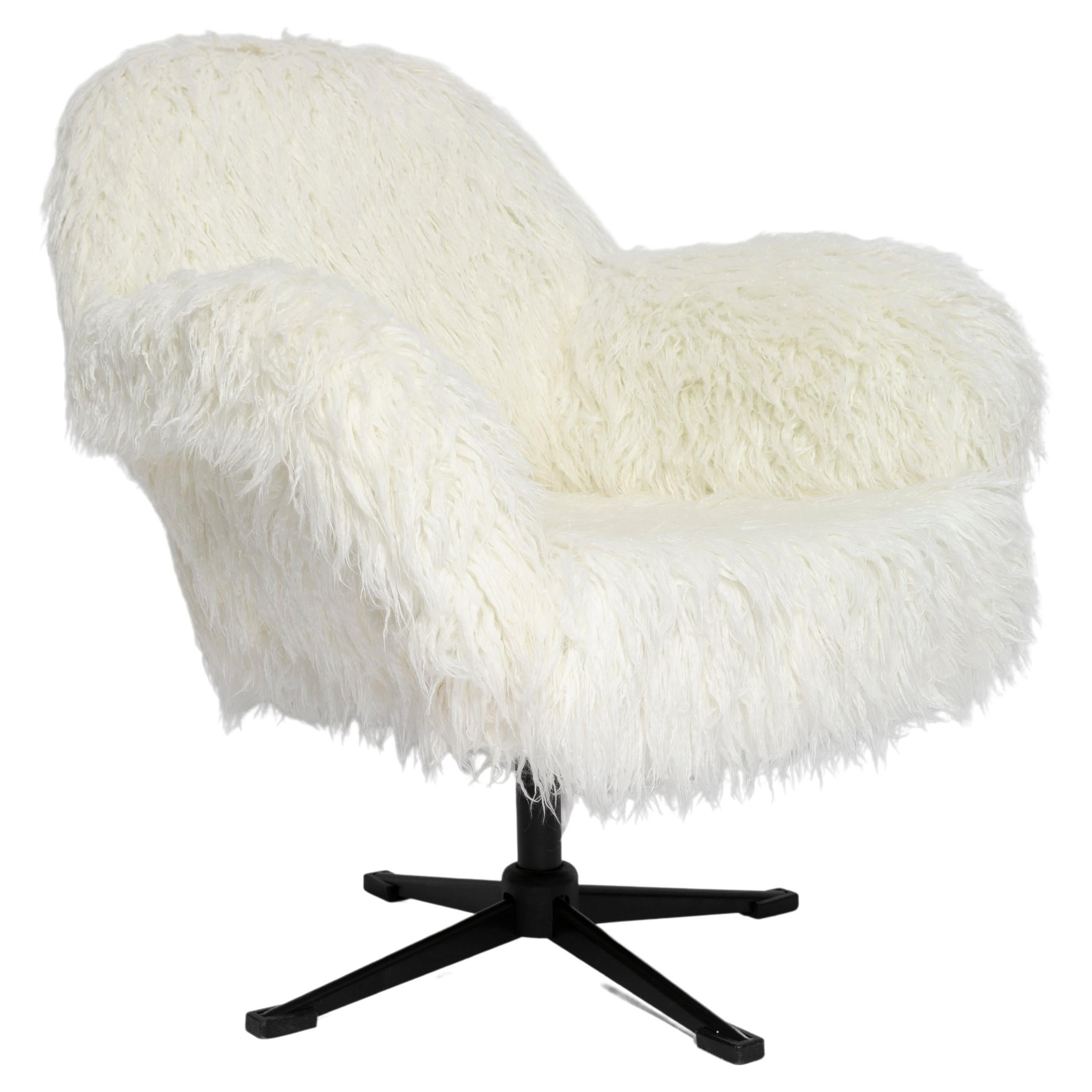 Fauteuil pivotant vintage en fausse fourrure d'alpaga blanche du milieu du  siècle, Europe, années 1960 En vente sur 1stDibs