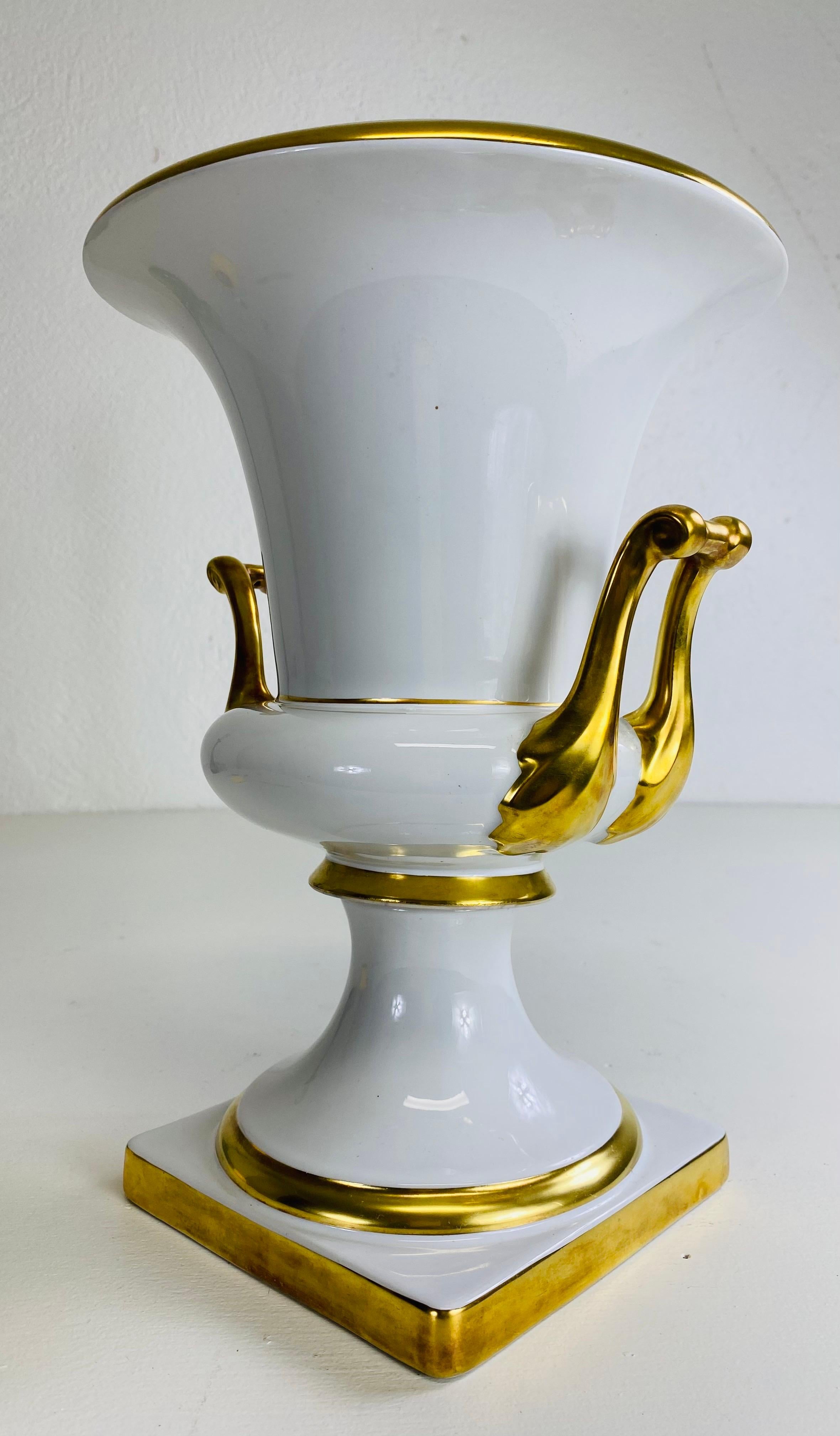 Urne/vase classique en porcelaine allemande blanche et dorée du milieu du siècle dernier en vente 2
