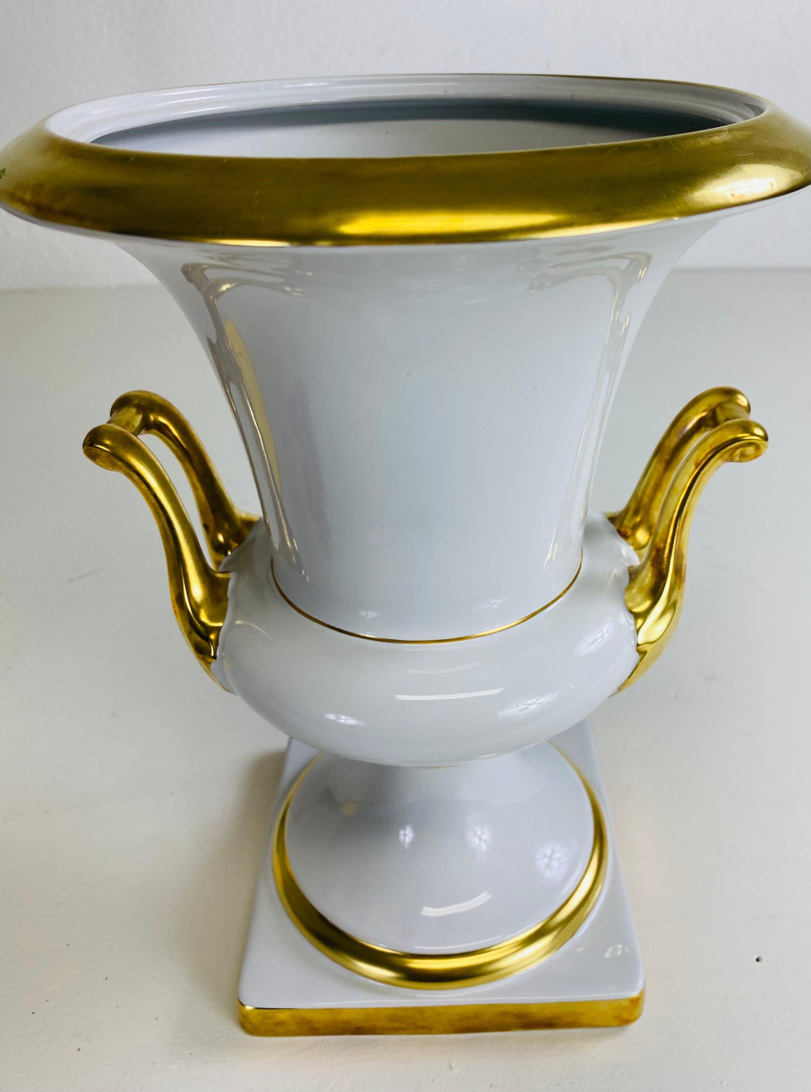 Urne/vase classique en porcelaine allemande blanche et dorée du milieu du siècle dernier en vente 3