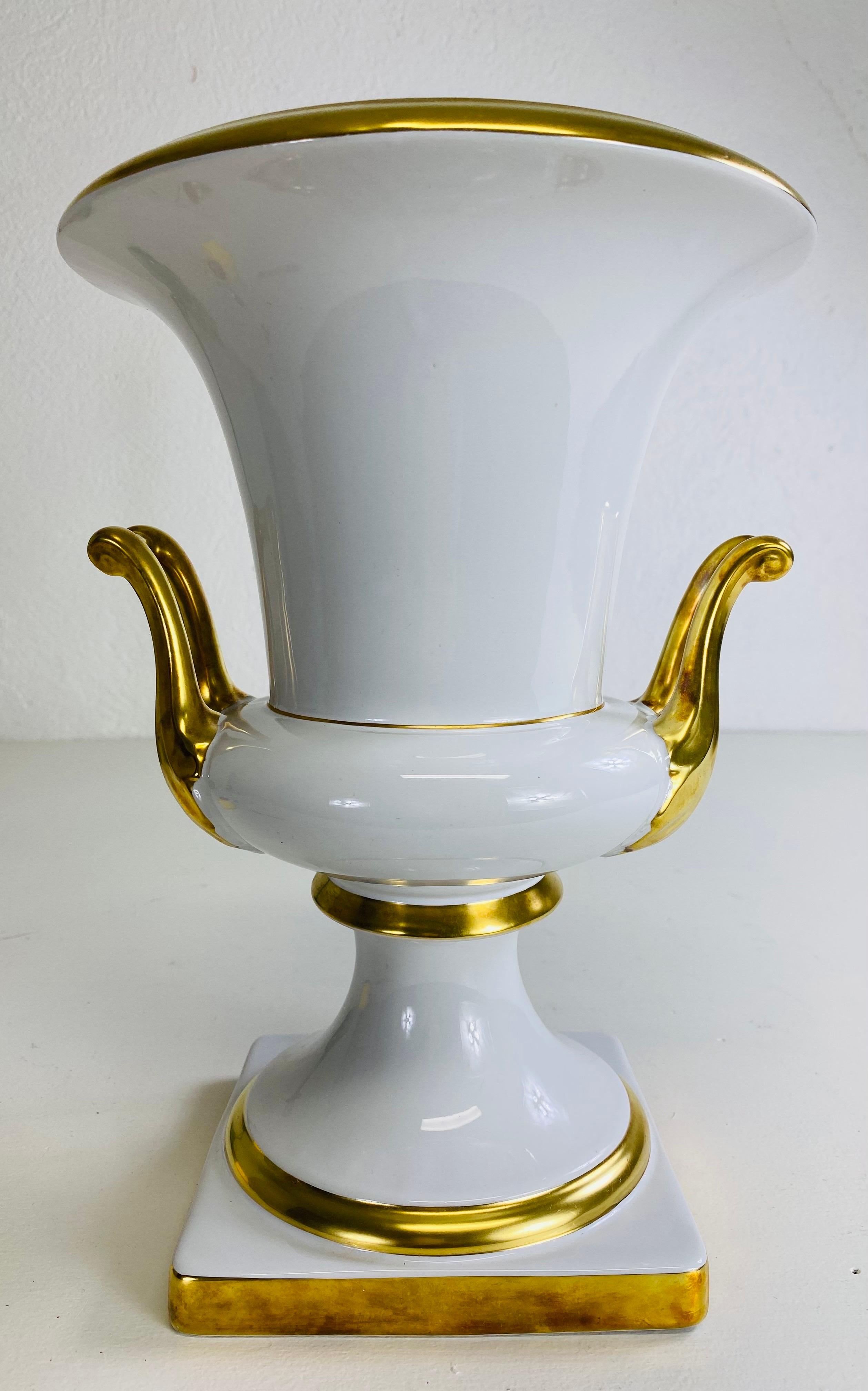 Urne/vase classique en porcelaine allemande blanche et dorée du milieu du siècle dernier en vente 4