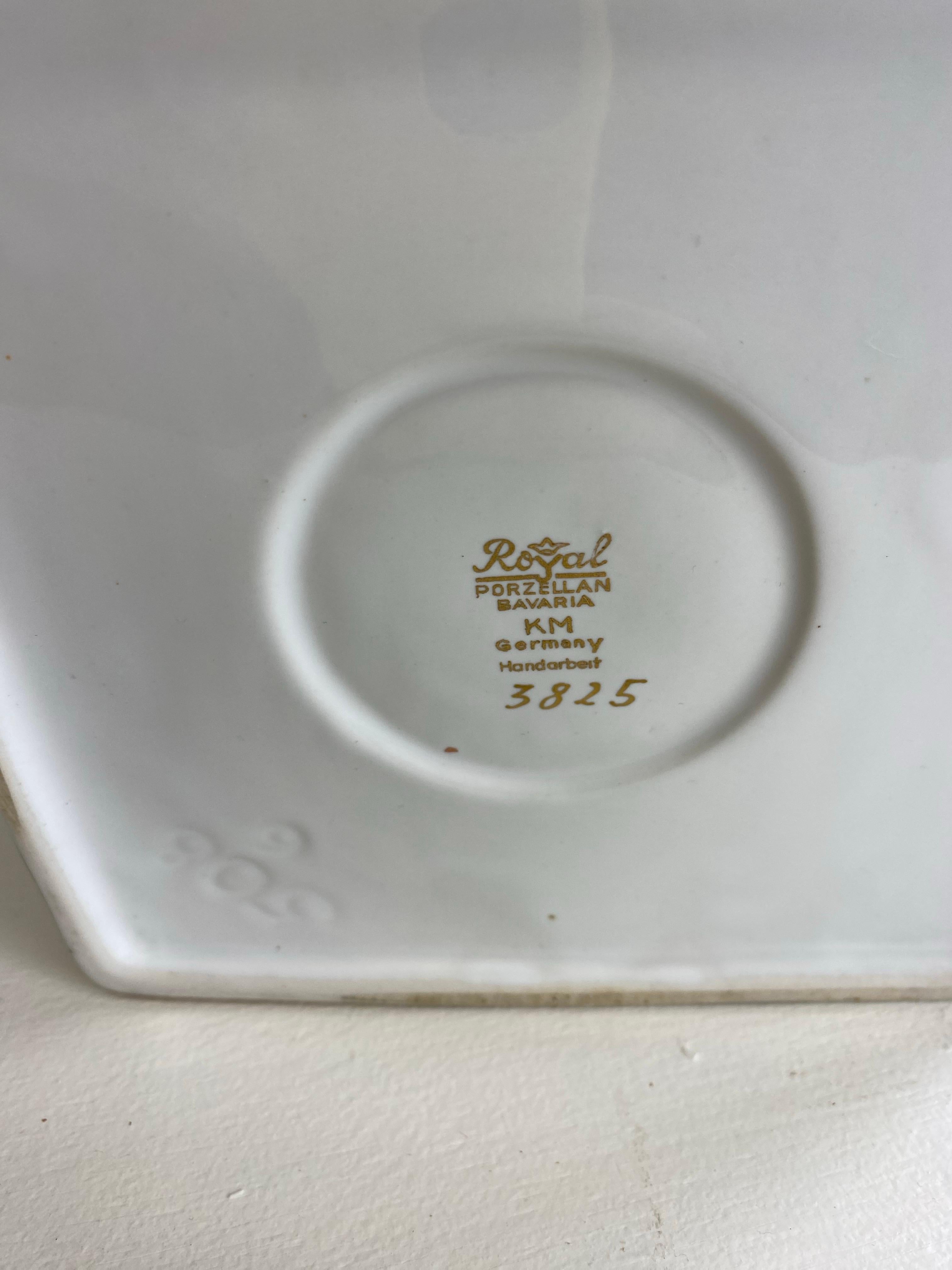 Il s'agit d'une belle urne en porcelaine allemande blanche et dorée du milieu du siècle dernier. Cette urne est recouverte d'une glaçure or 22 carats sur les poignées et autour de la base, et d'une glaçure blanche sur le corps. Ce vase a été