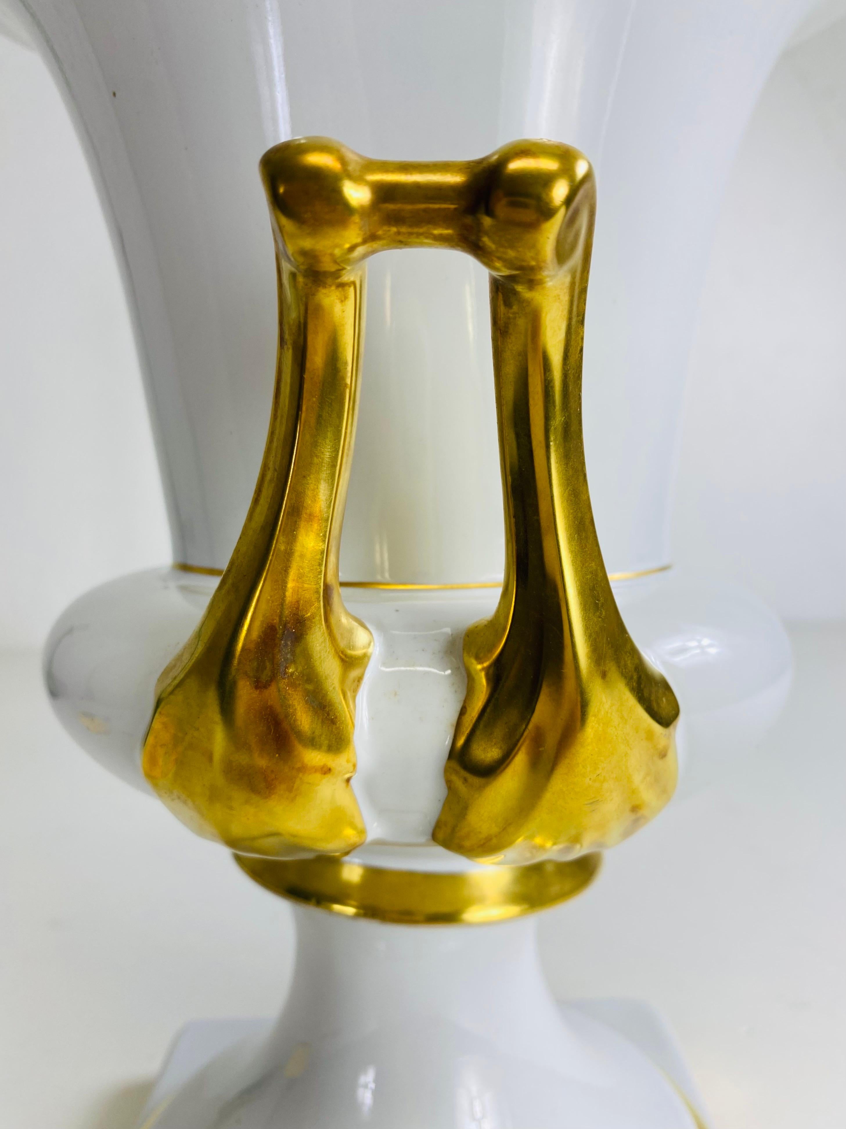 Romain classique Urne/vase classique en porcelaine allemande blanche et dorée du milieu du siècle dernier en vente