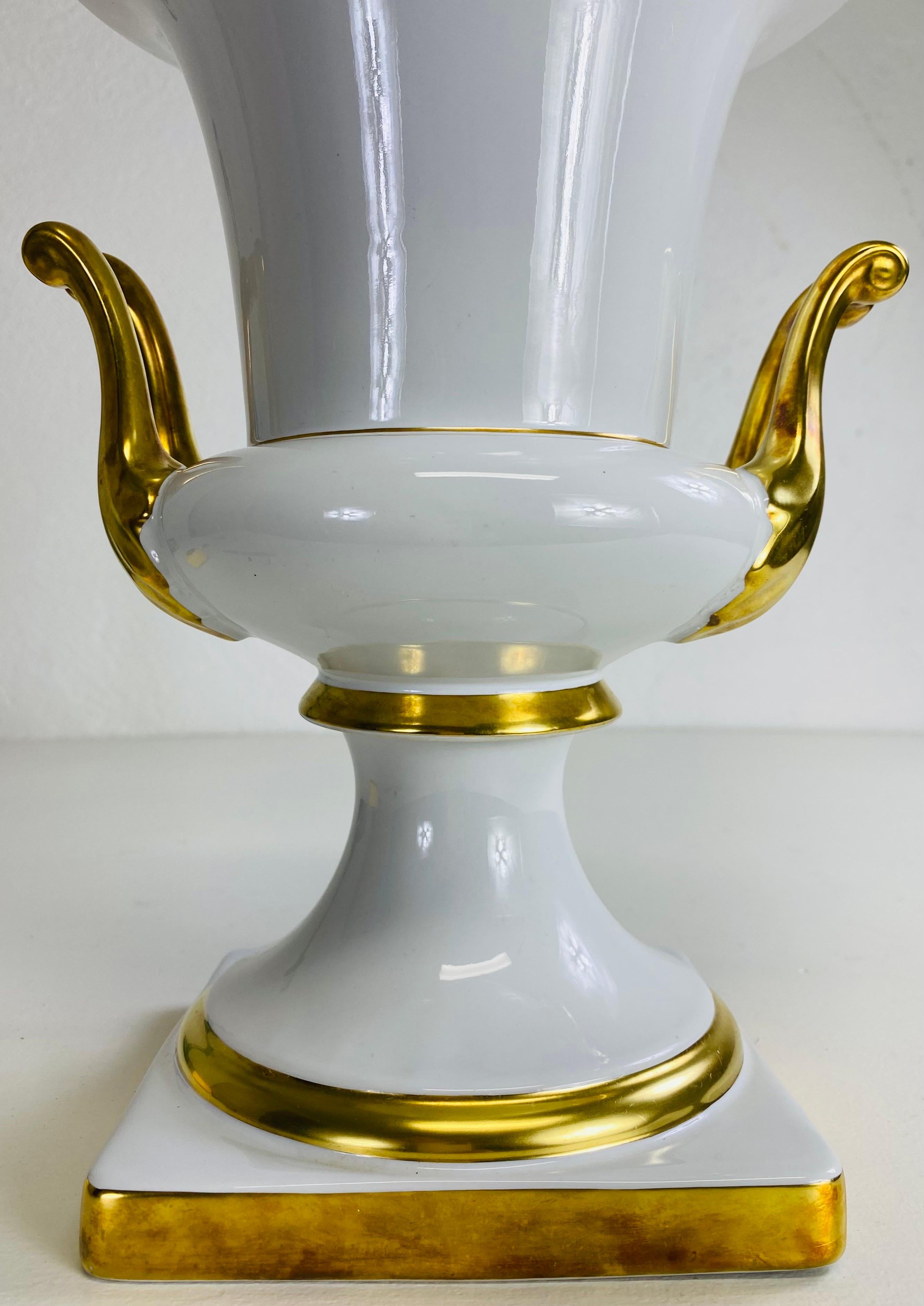 Allemand Urne/vase classique en porcelaine allemande blanche et dorée du milieu du siècle dernier en vente