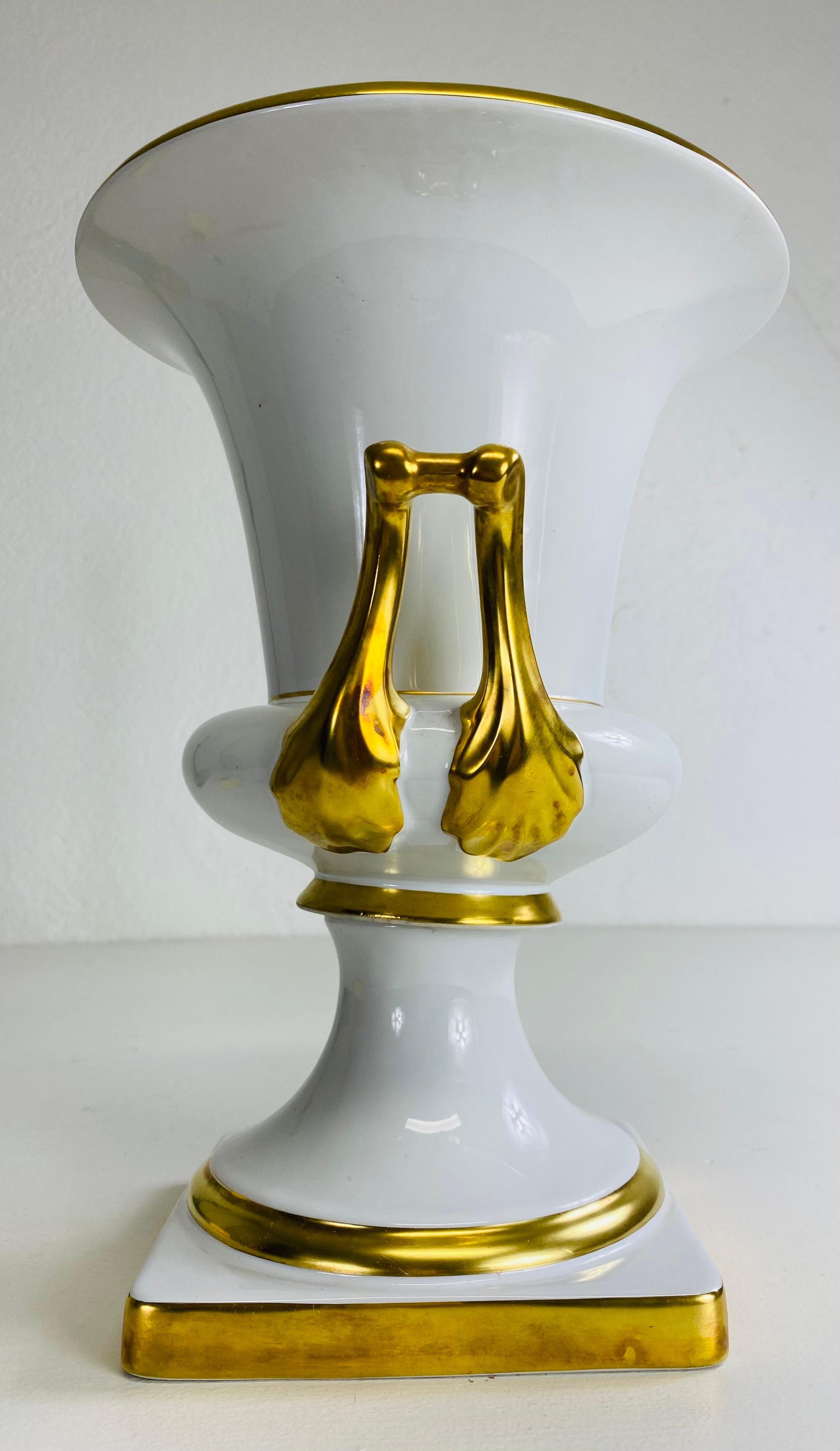 Fait main Urne/vase classique en porcelaine allemande blanche et dorée du milieu du siècle dernier en vente