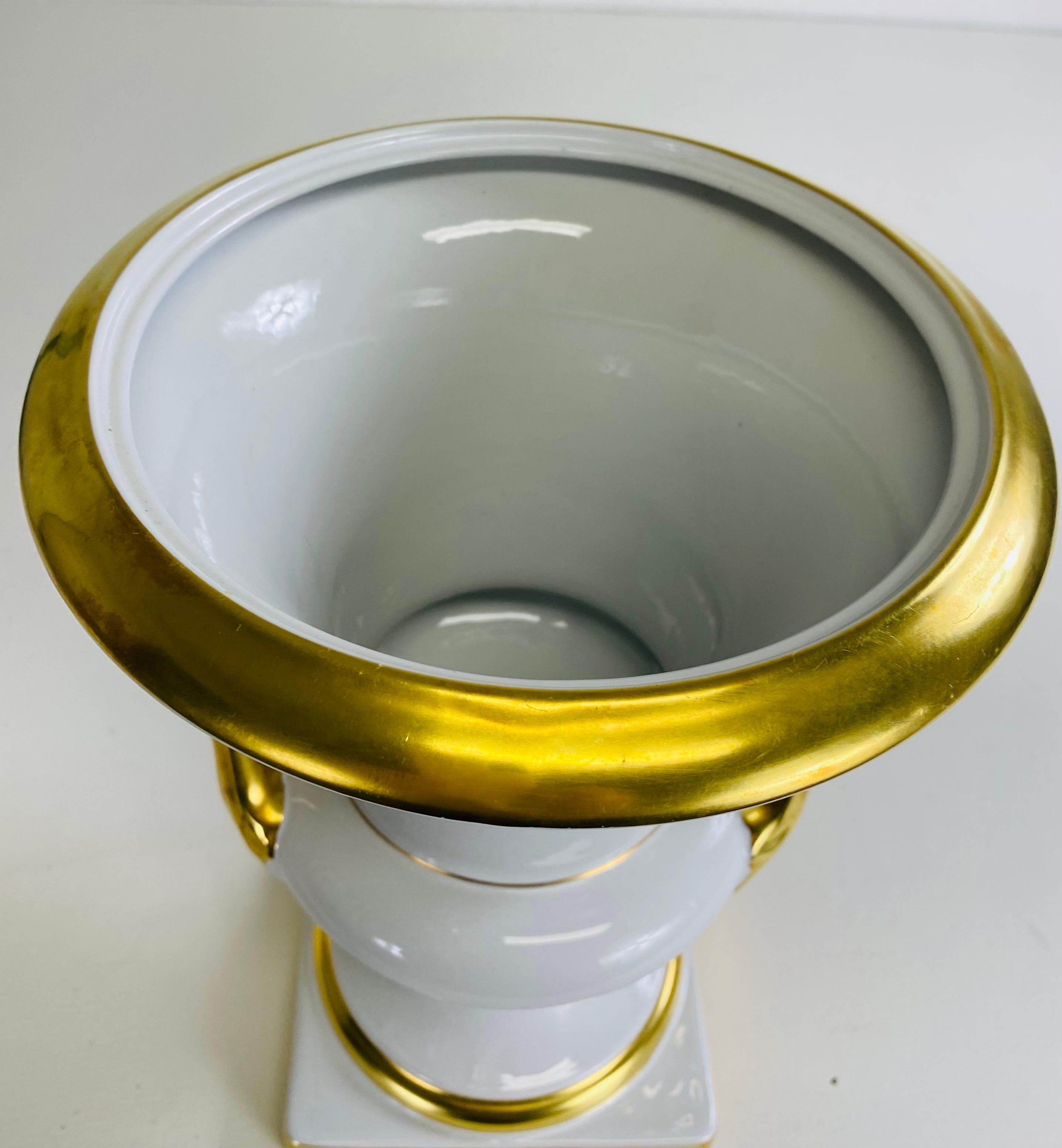 Urne/vase classique en porcelaine allemande blanche et dorée du milieu du siècle dernier Bon état - En vente à Allentown, PA