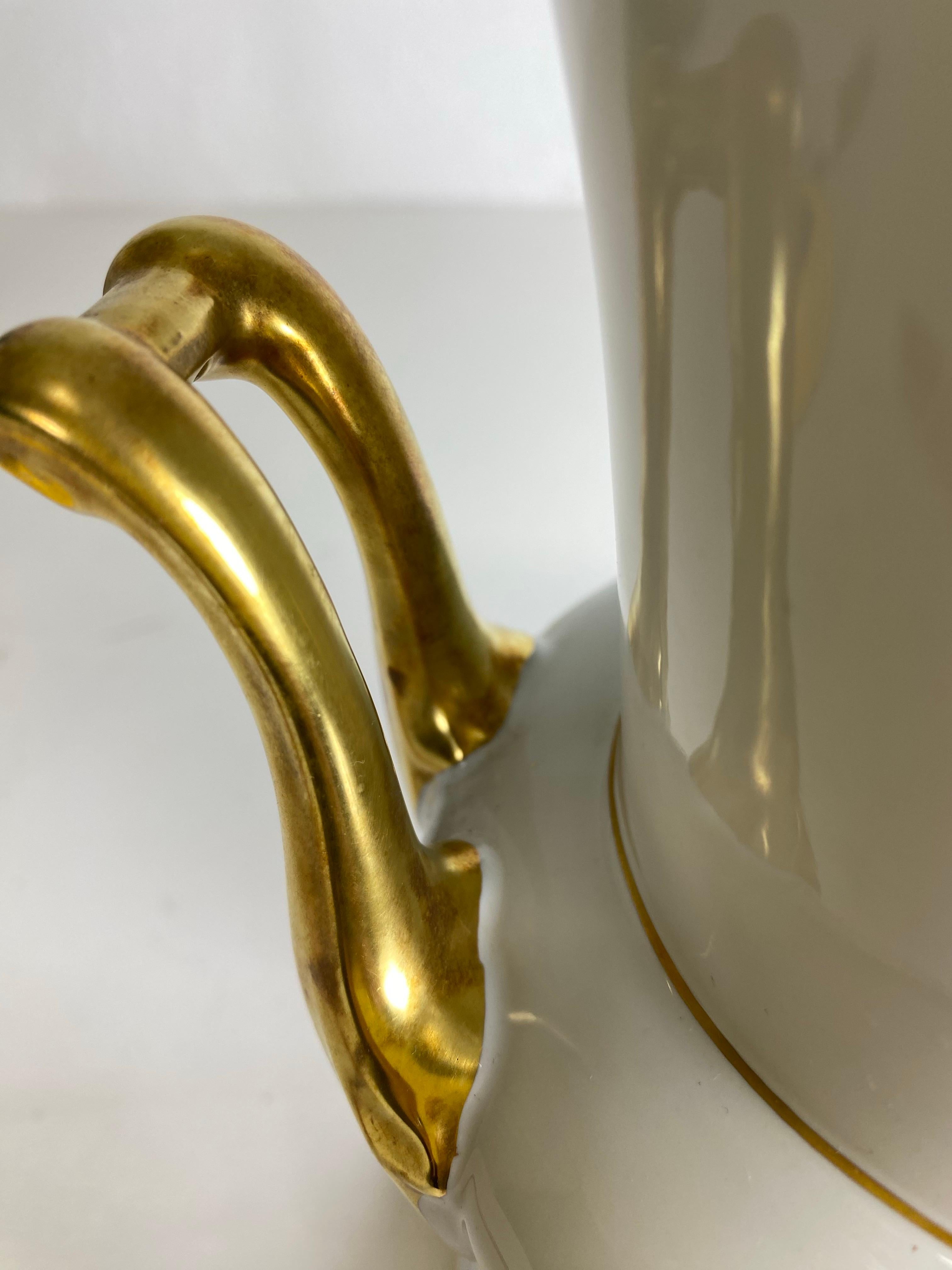 Porcelaine Urne/vase classique en porcelaine allemande blanche et dorée du milieu du siècle dernier en vente