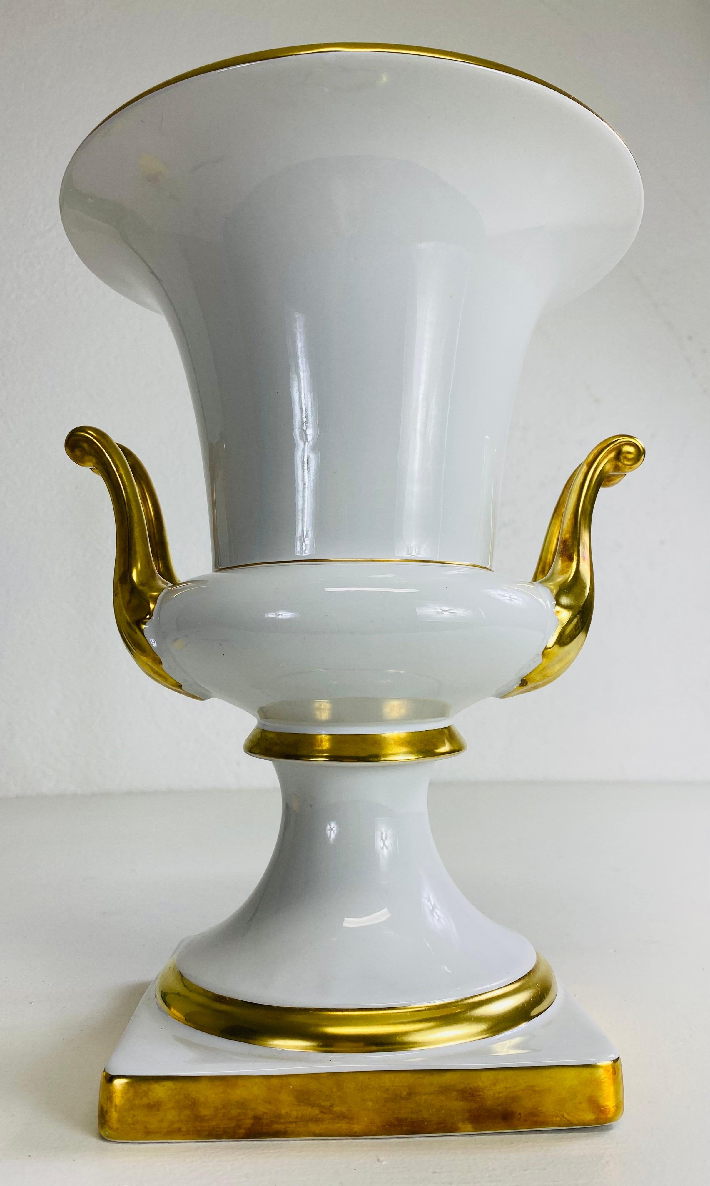 Urne/vase classique en porcelaine allemande blanche et dorée du milieu du siècle dernier en vente 1