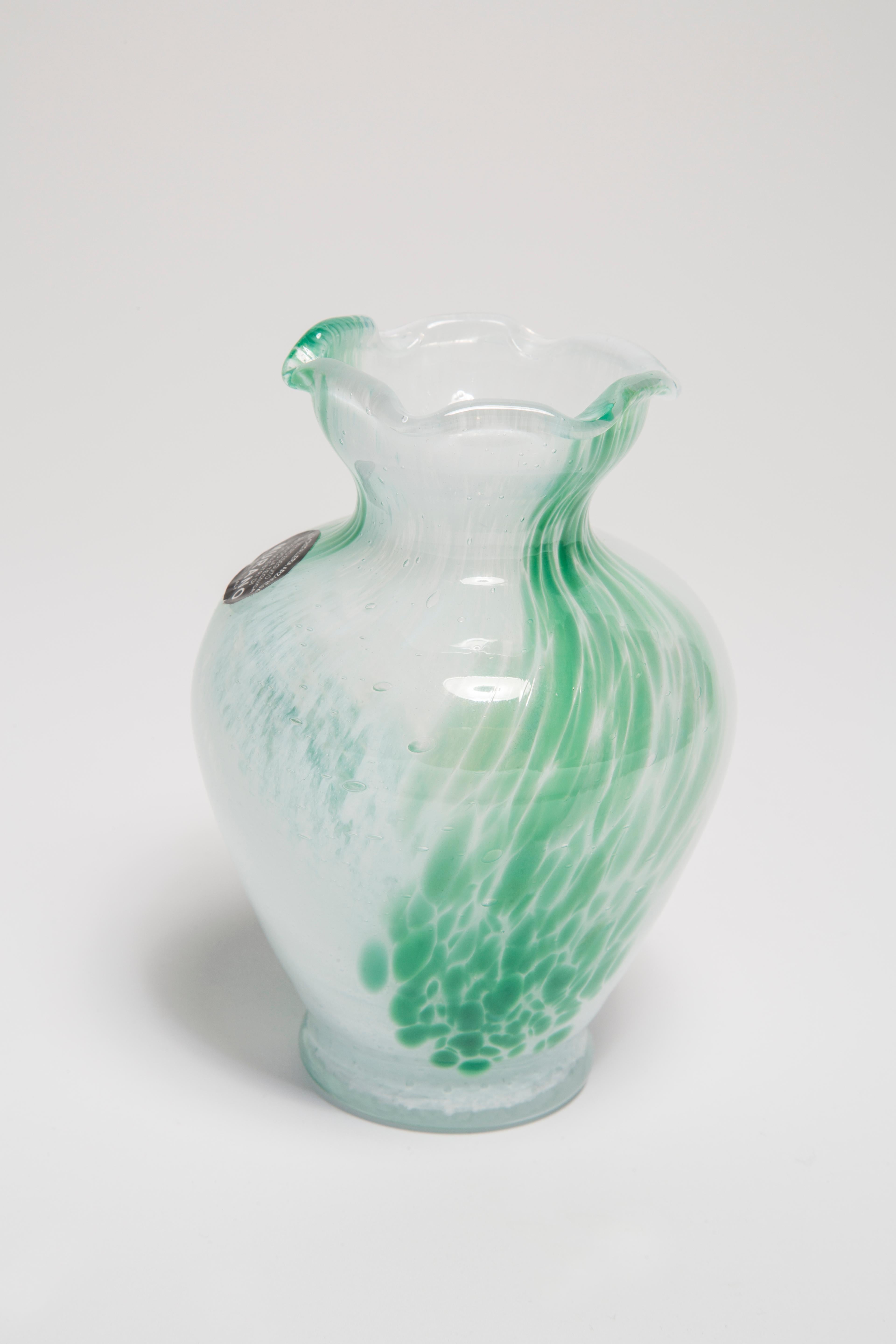 Mid Century Vintage White and Green Small Murano Vase, Italy, 1960s For Sale 1