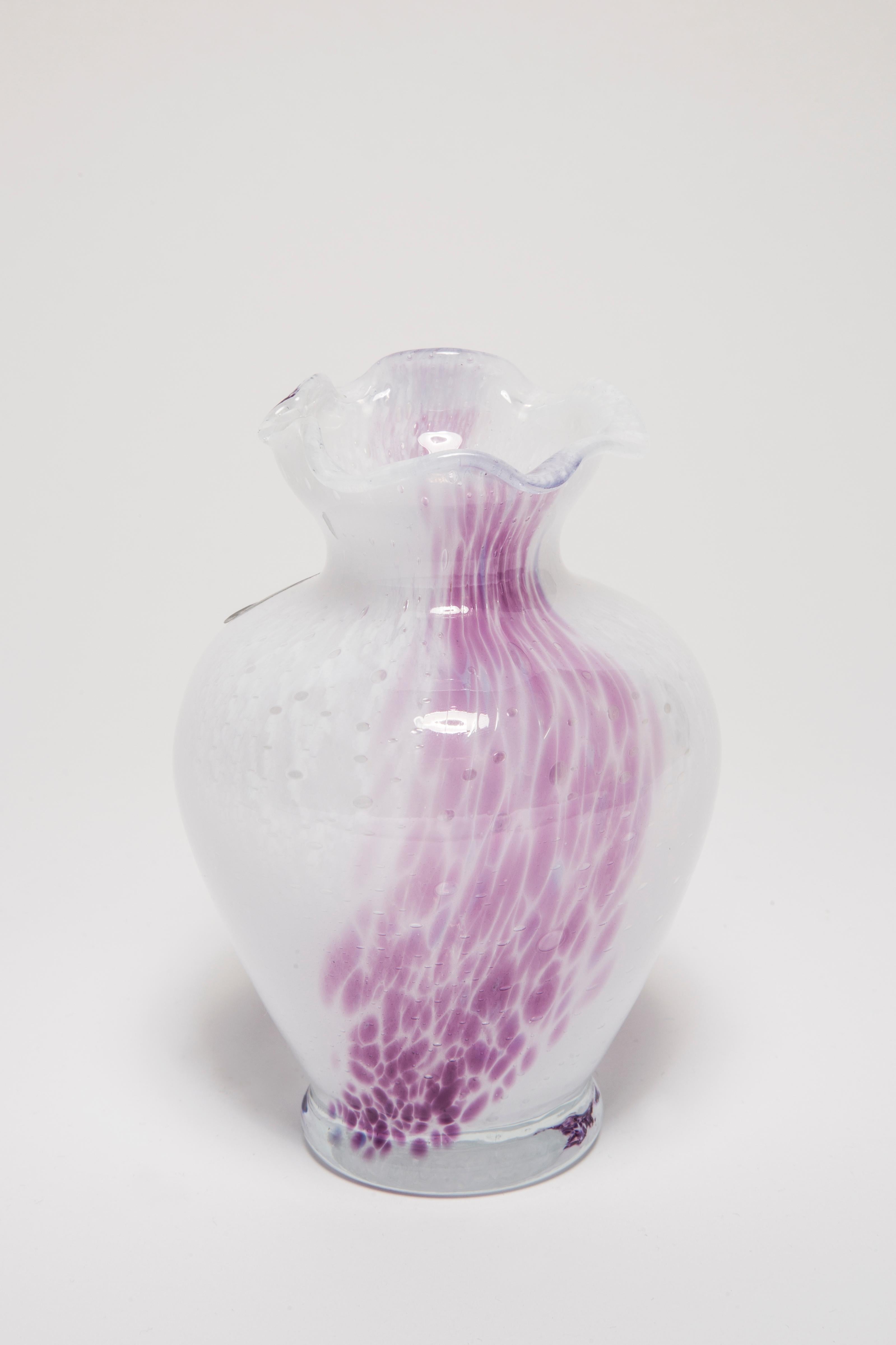 Mid Century Vintage White and Purple Small Murano Vase, Italy, 1960s For Sale 3