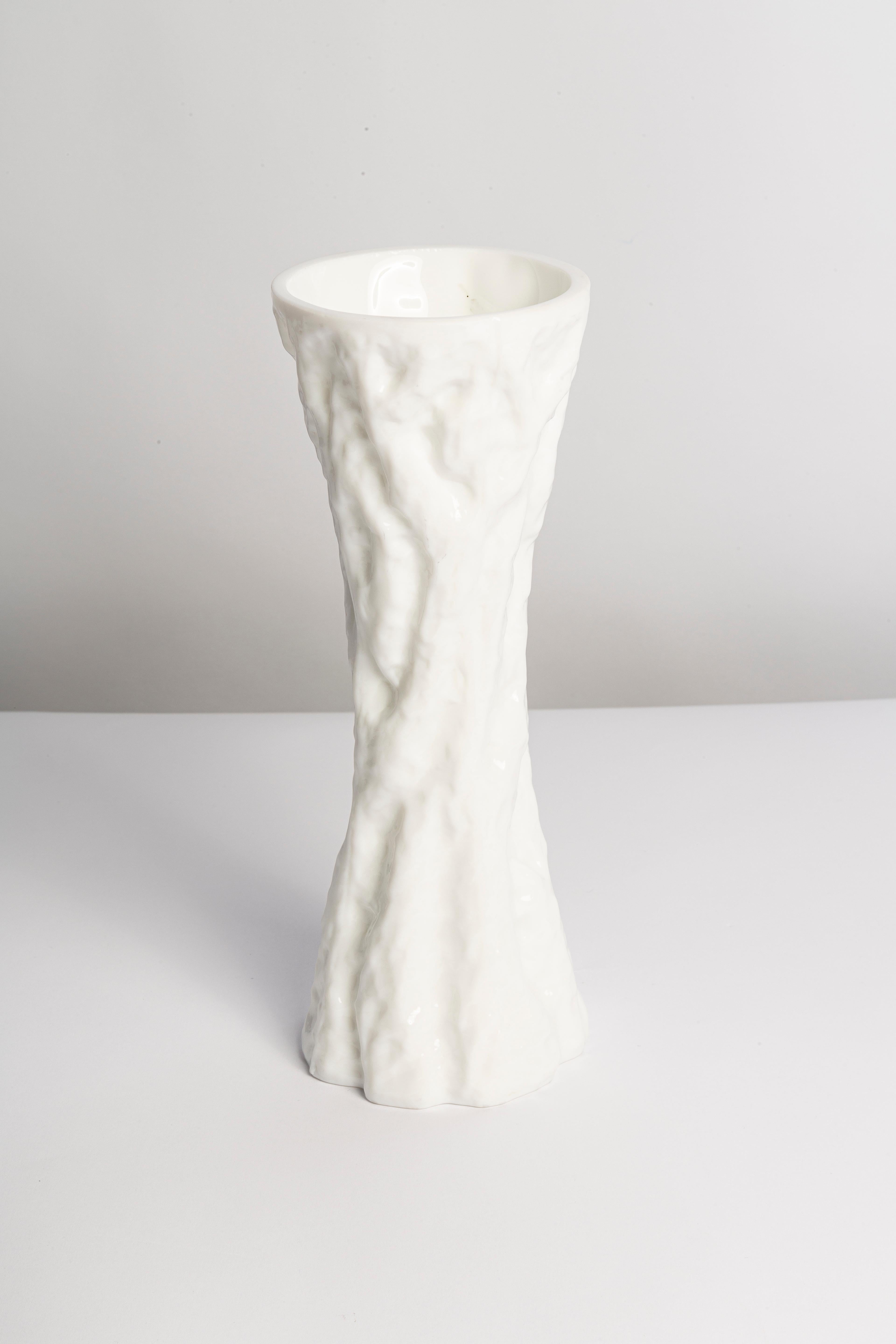 Mid Century Vintage White Ingrid Glass Vase Rock Crystal, Germany, 1970s In Excellent Condition For Sale In 05-080 Hornowek, PL