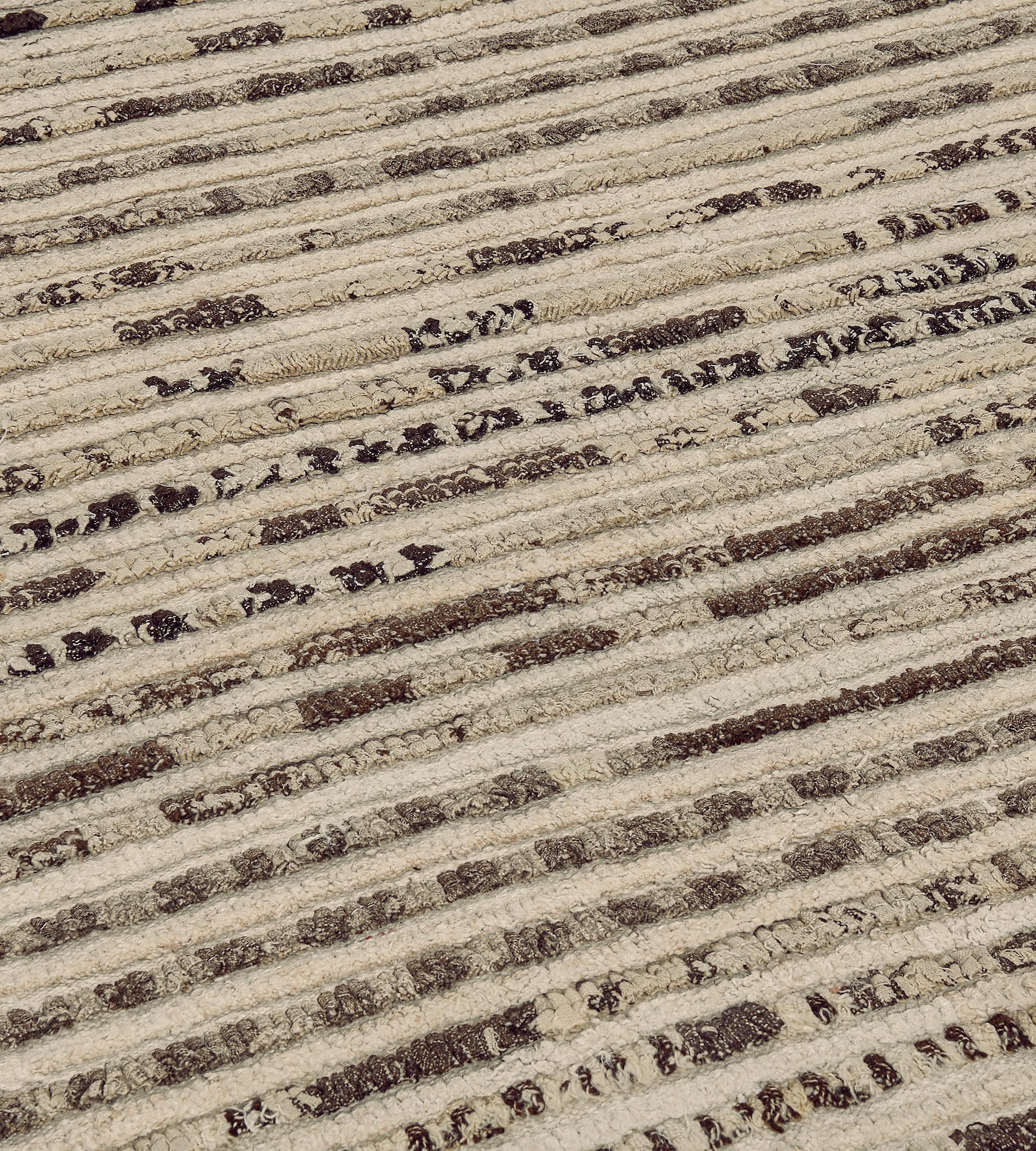 Der sorgfältig handgeknüpfte türkische Vintage-Teppich aus der Mitte des 20. Jahrhunderts kombiniert Wolle und weichen Hanf zu einer unaufdringlichen Textur. Das mühelose Design dieses flachgewebten Teppichs entsteht durch die horizontale Schichtung