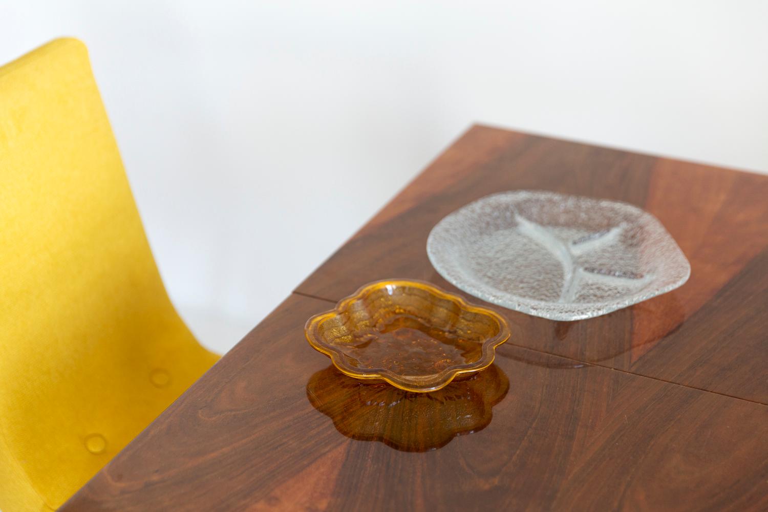Schöner dekorativer Teller/Schale aus gelbem Kristallglas aus Italien. 
Teller ist in sehr gutem Vintage-Zustand, keine Schäden oder Risse. 
Original Glas. Einzigartiges Stück für jeden Tisch und jede Einrichtung! 
Nur ein Stück verfügbar.