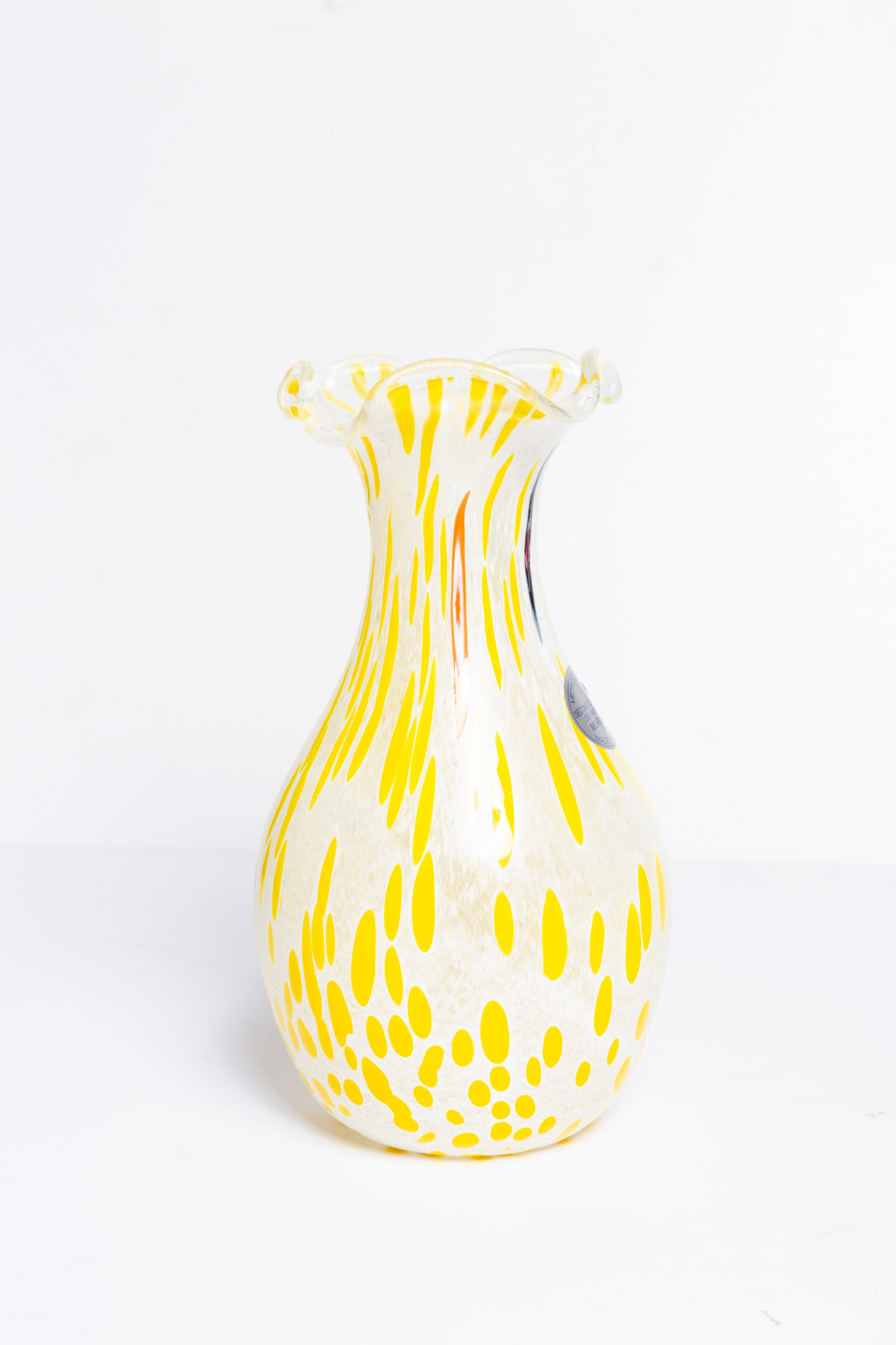 20ième siècle Petit vase de Murano vintage à pois jaunes, Italie, années 1960 en vente