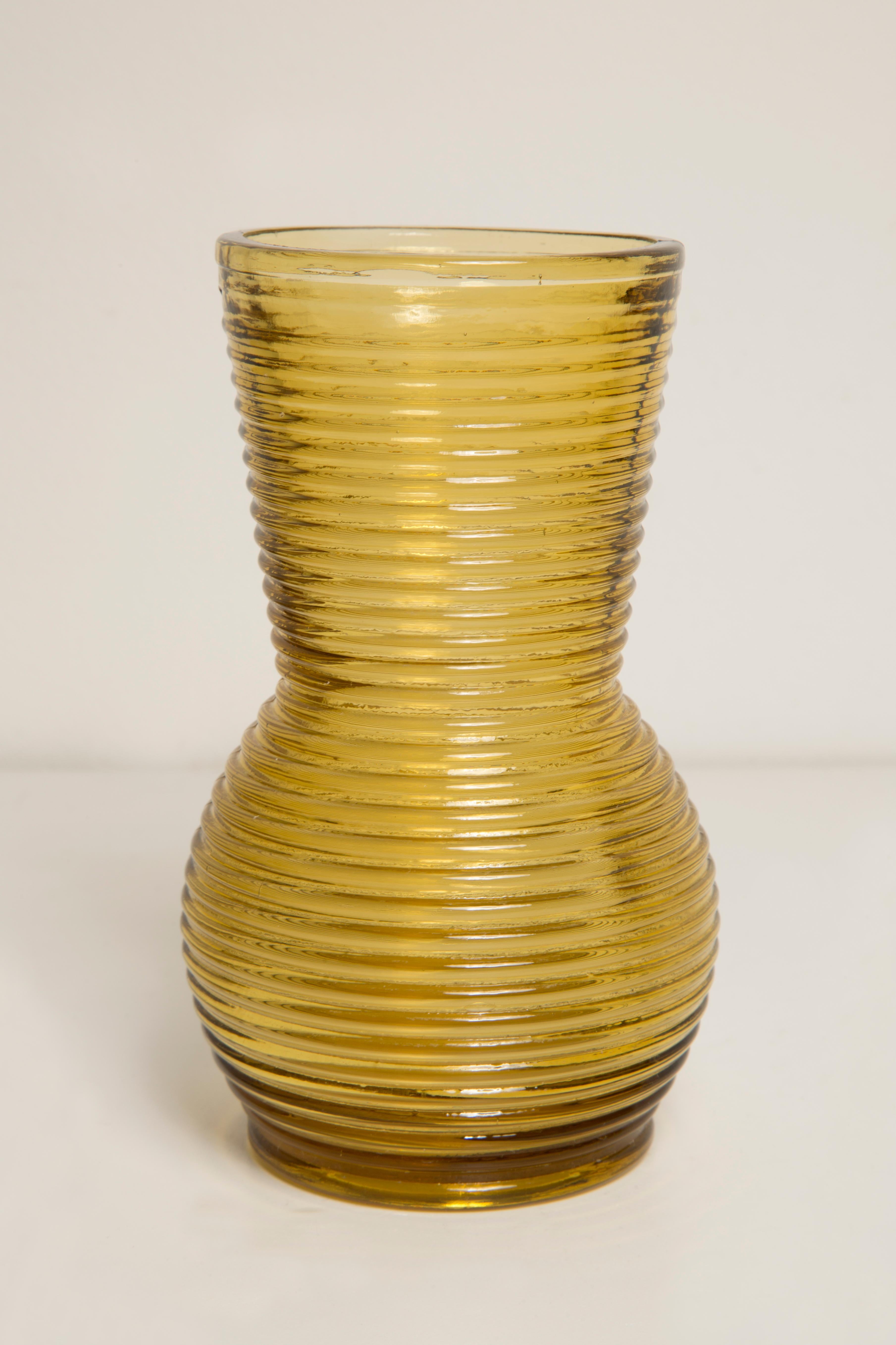 Jarrón pequeño amarillo Midcentury Vintage, Europa, años 60 siglo XX en venta