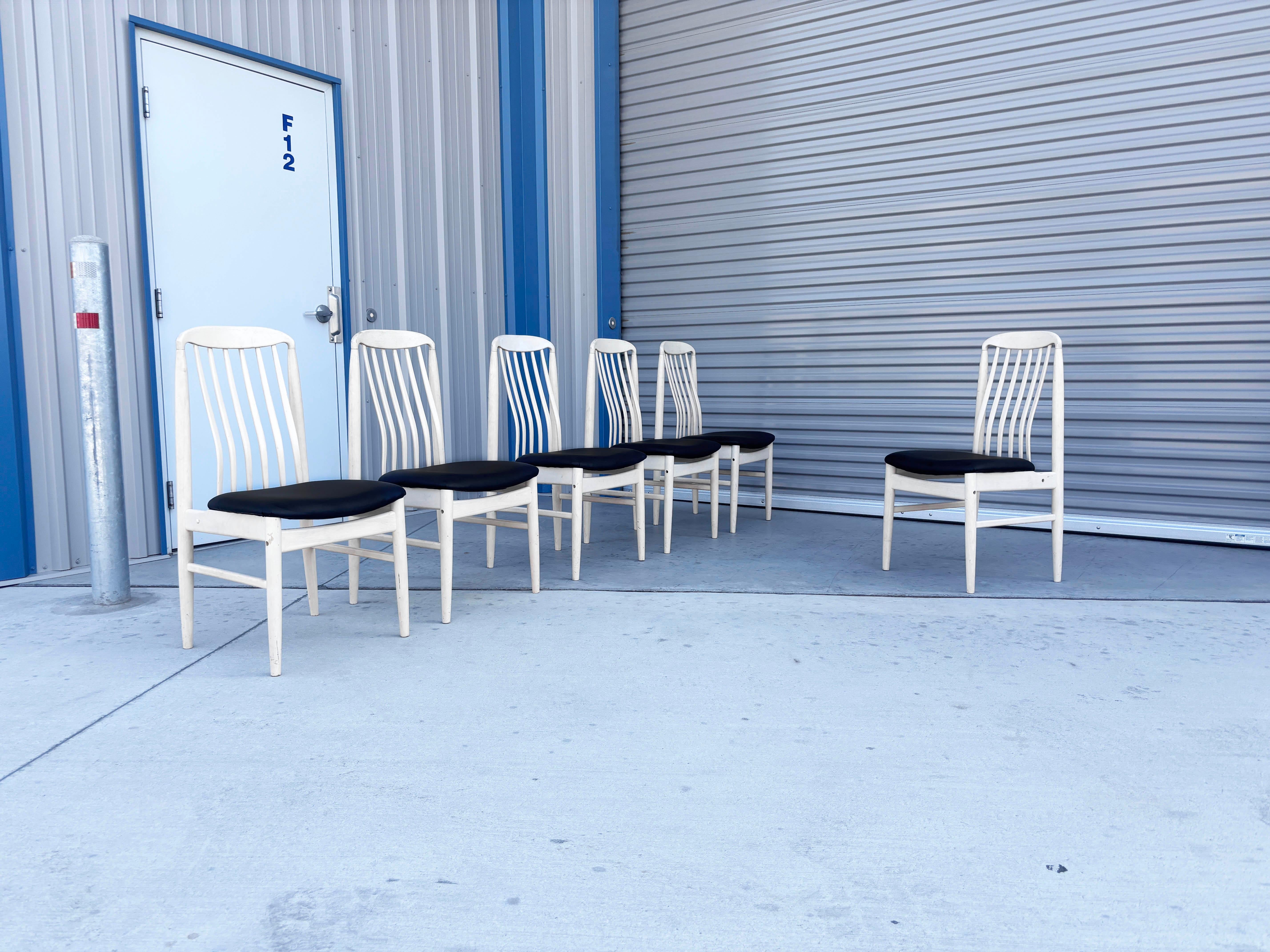 ✨ Sedie da pranzo bianche di metà secolo ✨

Questo splendido set di sei sedie da pranzo della metà del secolo scorso, elegantemente dipinte di bianco, conferisce un design senza tempo a qualsiasi spazio da pranzo. L'elegante finitura bianca è