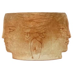 Vase en céramique "visages" du milieu du siècle, France vers 1960