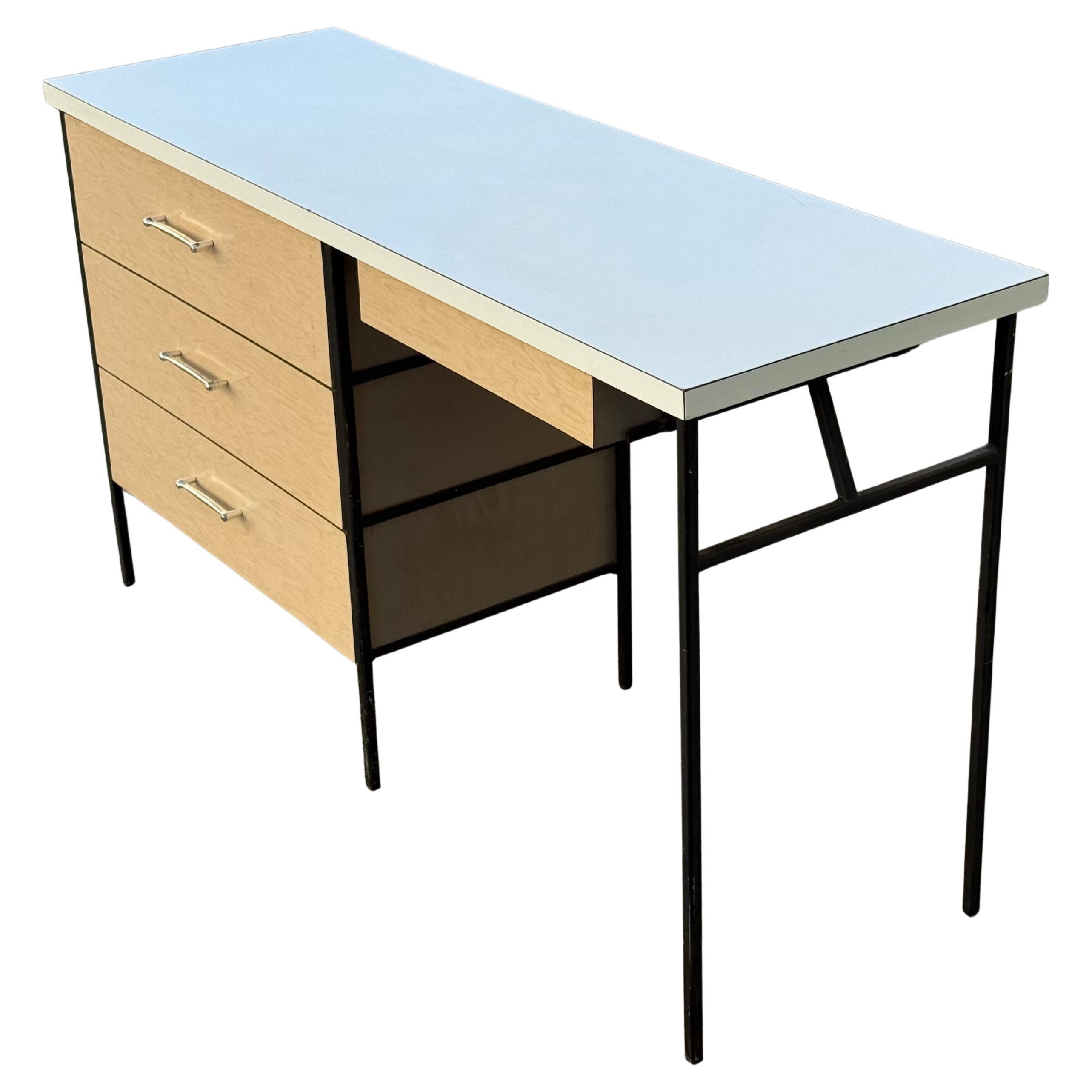 Una rara scrivania a quattro cassetti in ferro e bianco di Don Knorr per Vista of California. Il design architettonico moderno della California al suo meglio.

Piano in laminato bianco. Le condizioni sono molto buone. Lievi imperfezioni dovute