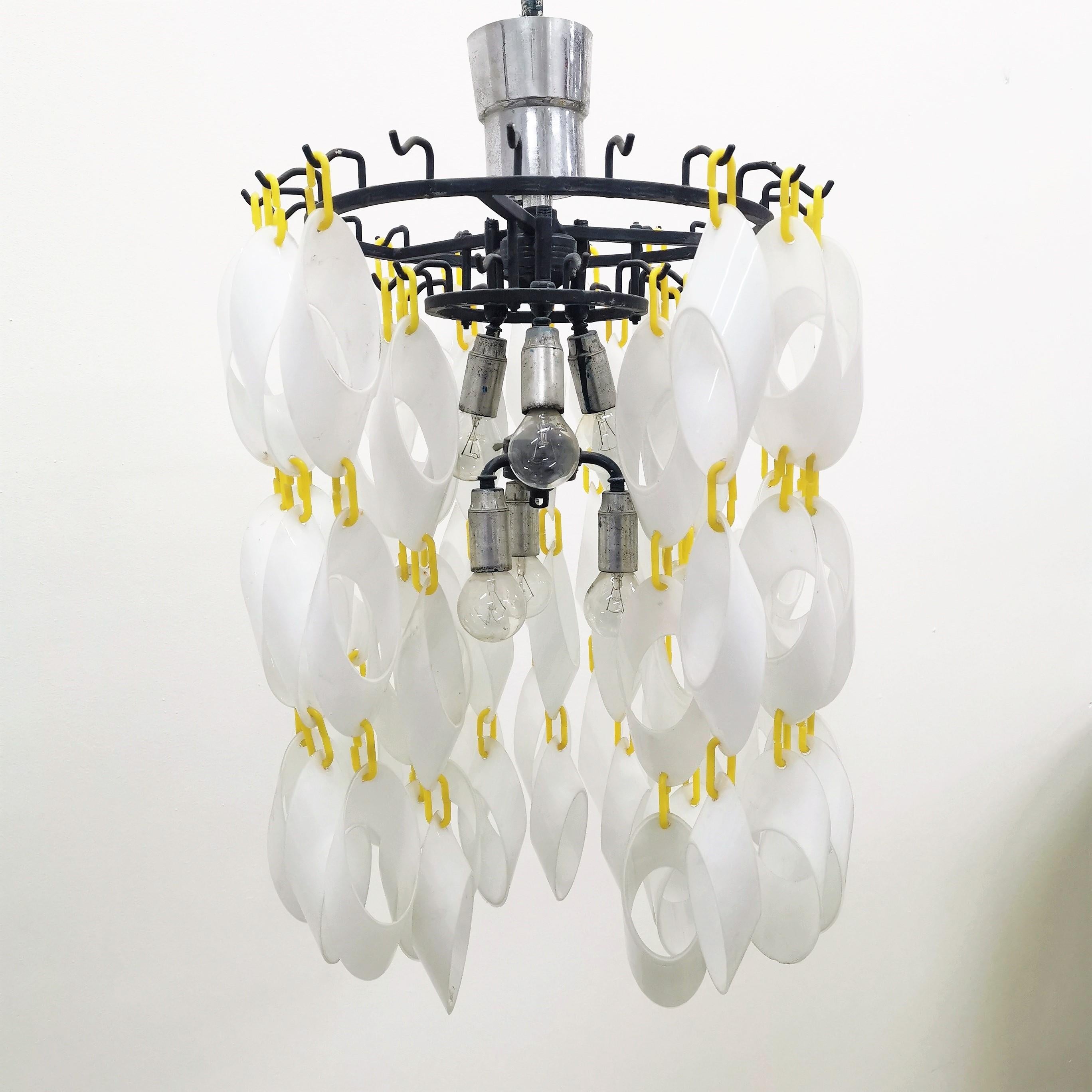 Superb pendant chain chandelier with flat rings in white glass joined together by yellow plastic rings. Steel structure, and six light points at staggered heights with E14 lamp fitting. In the style of Vistosi, 60s Italy.
Wear consistent with age