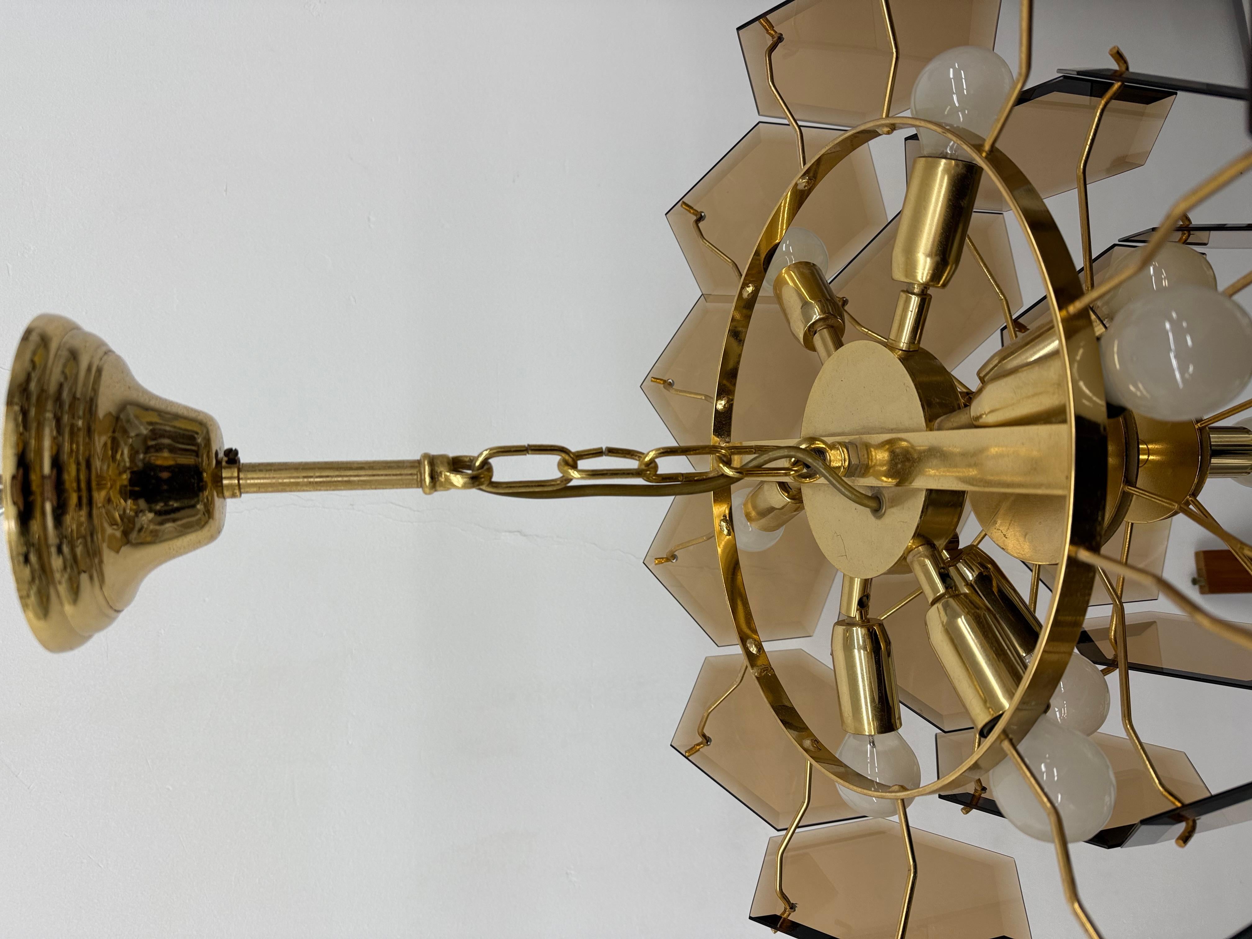 Mid century vistosi style chandelier with hexagonal smoked glass discs , 1970s

Dimensions: 70cm Height , 55cm Diameter
Condition: Good 3 of the glass dies have a small chip
Material: Metal, Glass