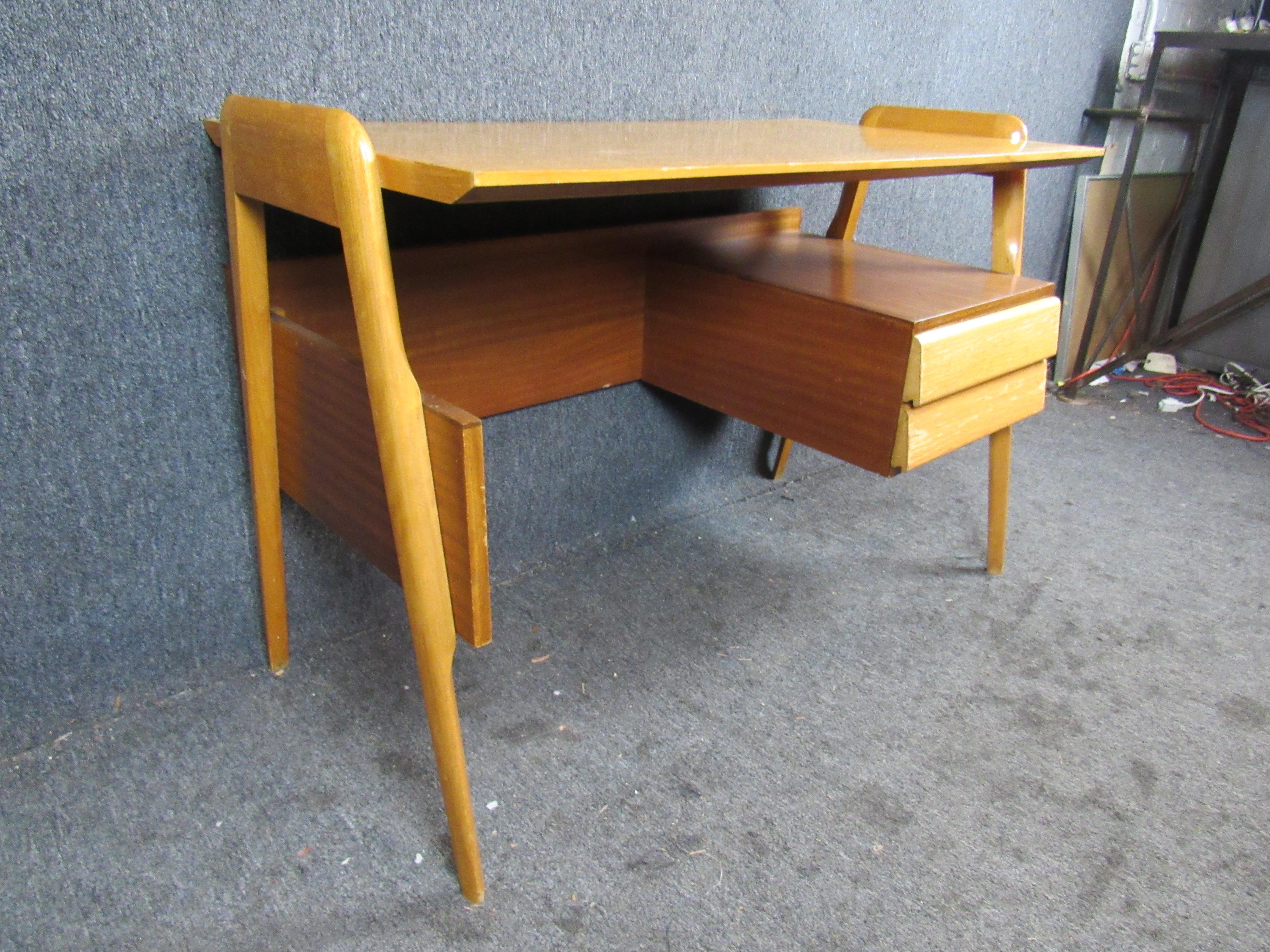 Midcentury Vittorio Dassi Designed Italian Maple Desk In Good Condition In Brooklyn, NY