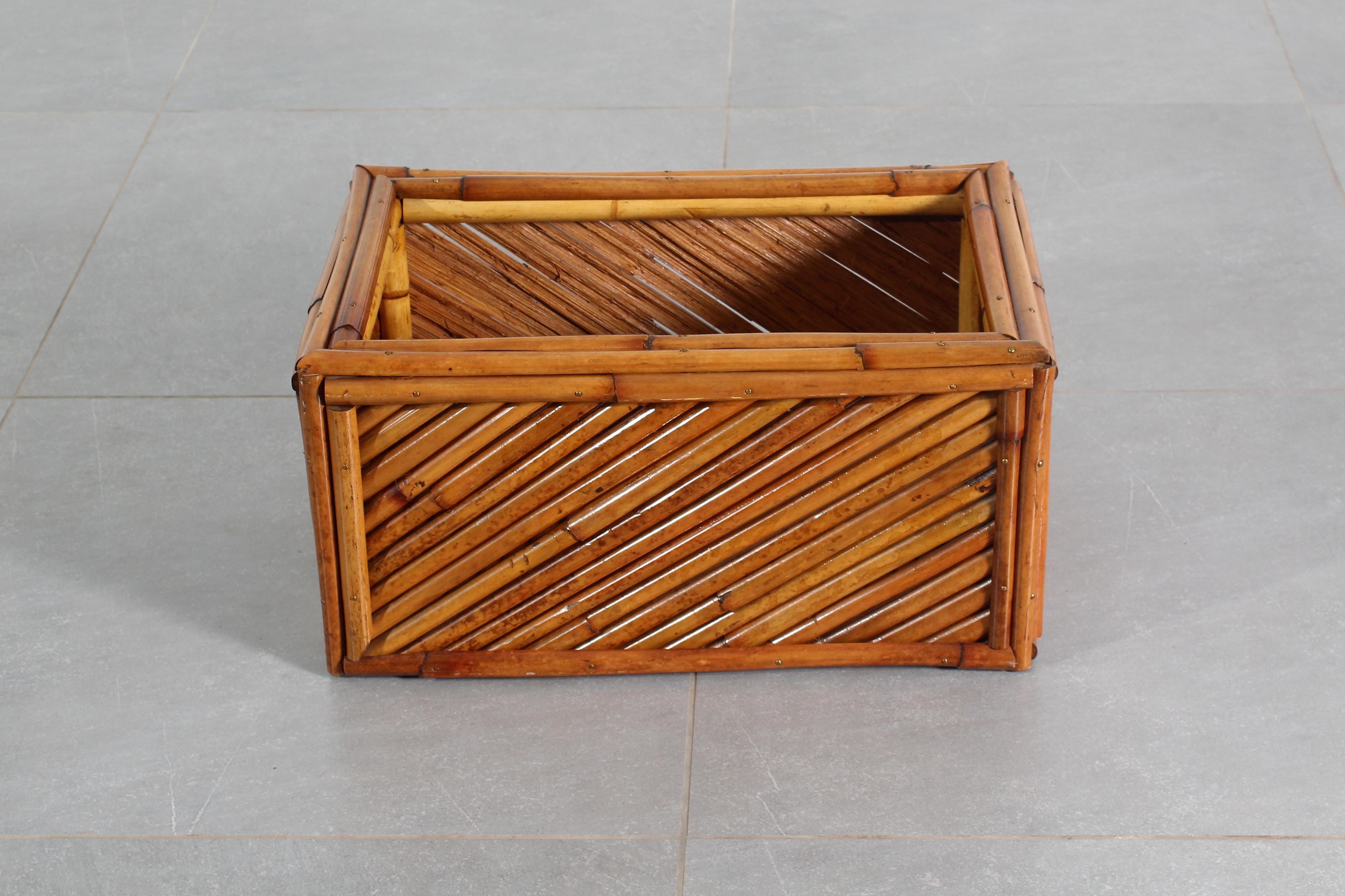 Délicieuse jardinière faite de cannes de bambou empilées. Attribuable à Vivai Del Sud, Italie des années 1960.
Usure conforme à l'âge et à l'utilisation.