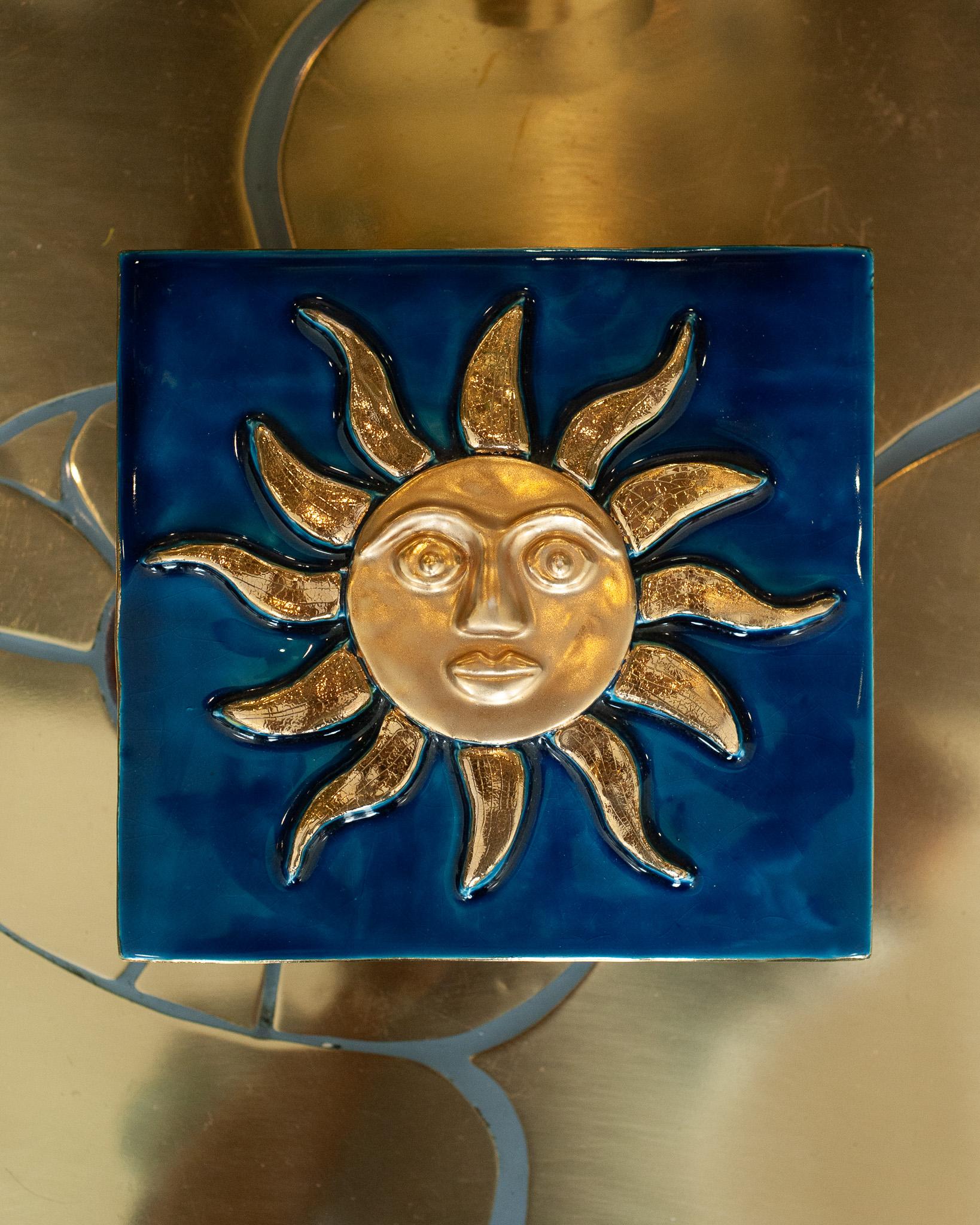 Exceptionnelle grande boîte en céramique émaillée bleu vif du milieu du siècle, avec soleil doré, réalisée par la célèbre artiste Mithé Espelt. Le couvercle de la boîte est en céramique et la base en bois noirci.
Née en 1923, Mithé Artistics est une