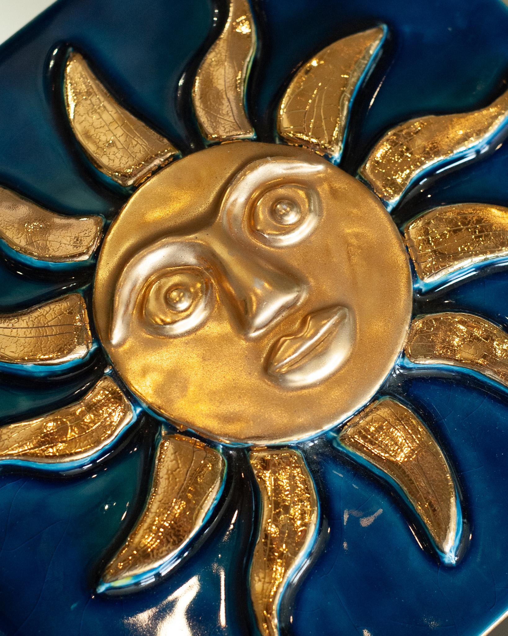 Boîte en céramique bleu vif du milieu du siècle avec soleil doré par Mithé Espelt Bon état - En vente à Toronto, ON