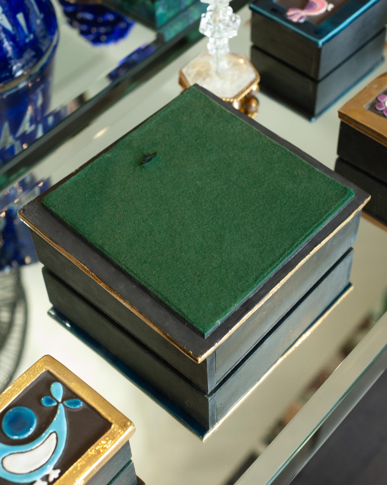 20ième siècle Boîte en céramique bleu vif du milieu du siècle avec soleil doré par Mithé Espelt en vente