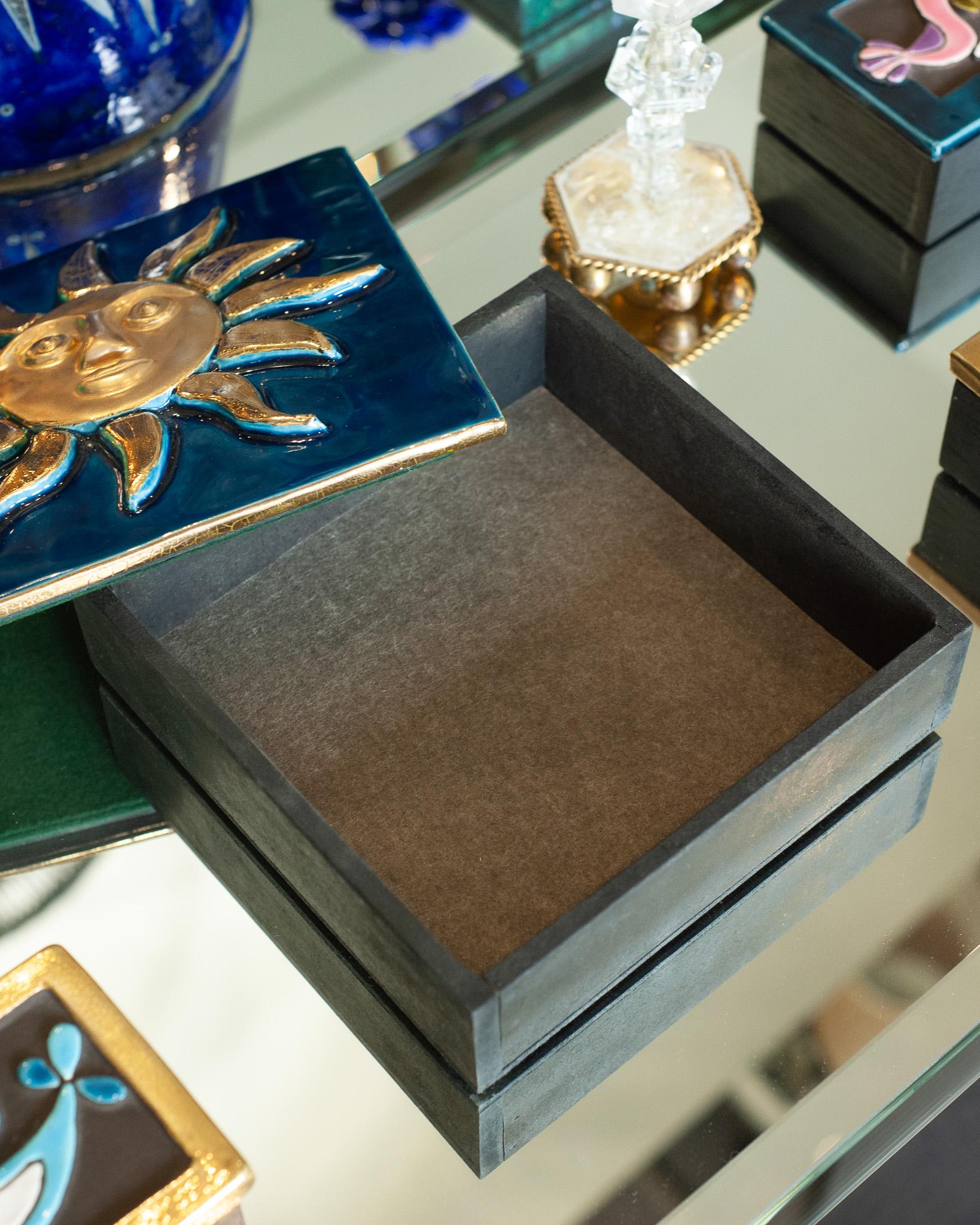 Céramique Boîte en céramique bleu vif du milieu du siècle avec soleil doré par Mithé Espelt en vente