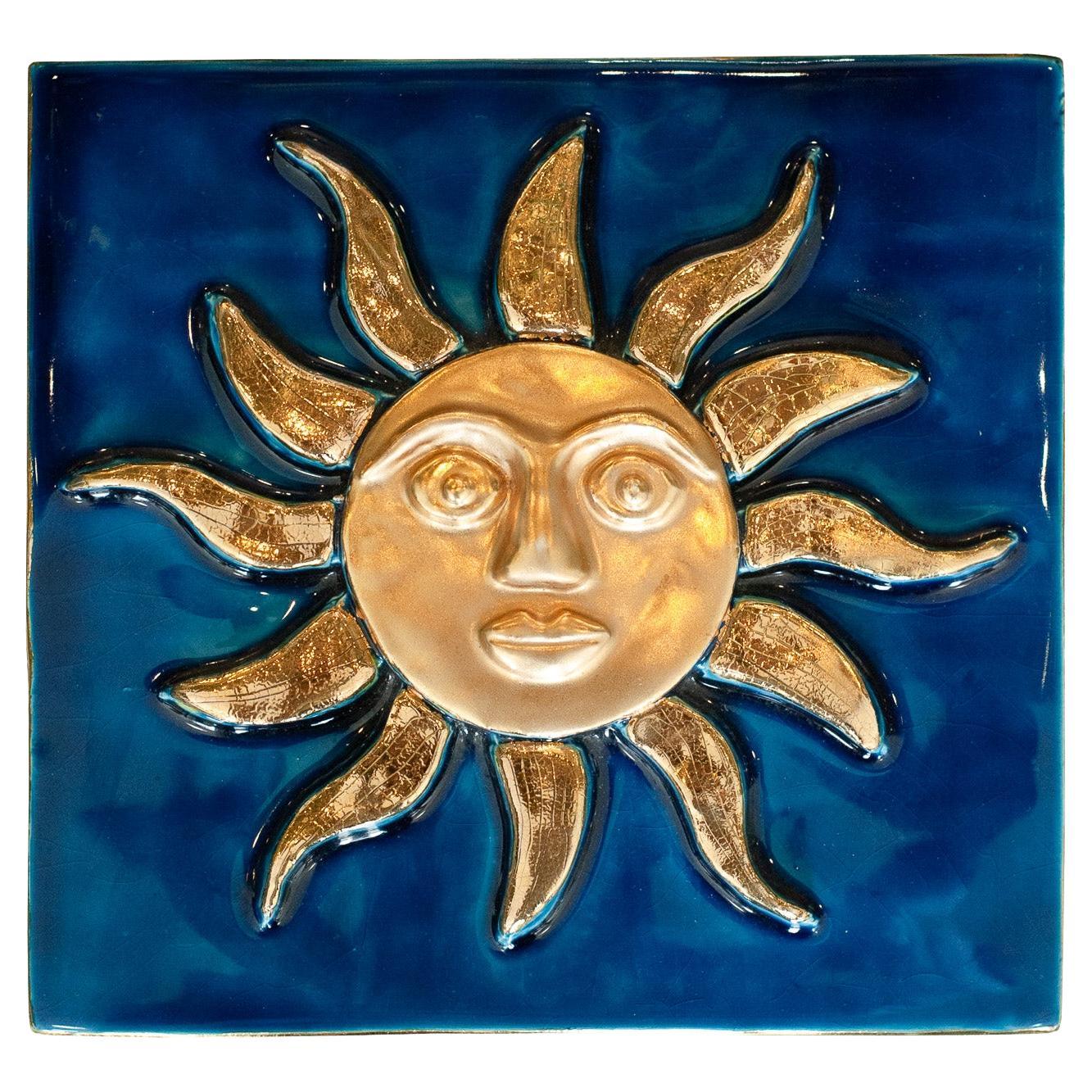 Caja de cerámica azul vivo de mediados de siglo con sol dorado de Mithé Espelt